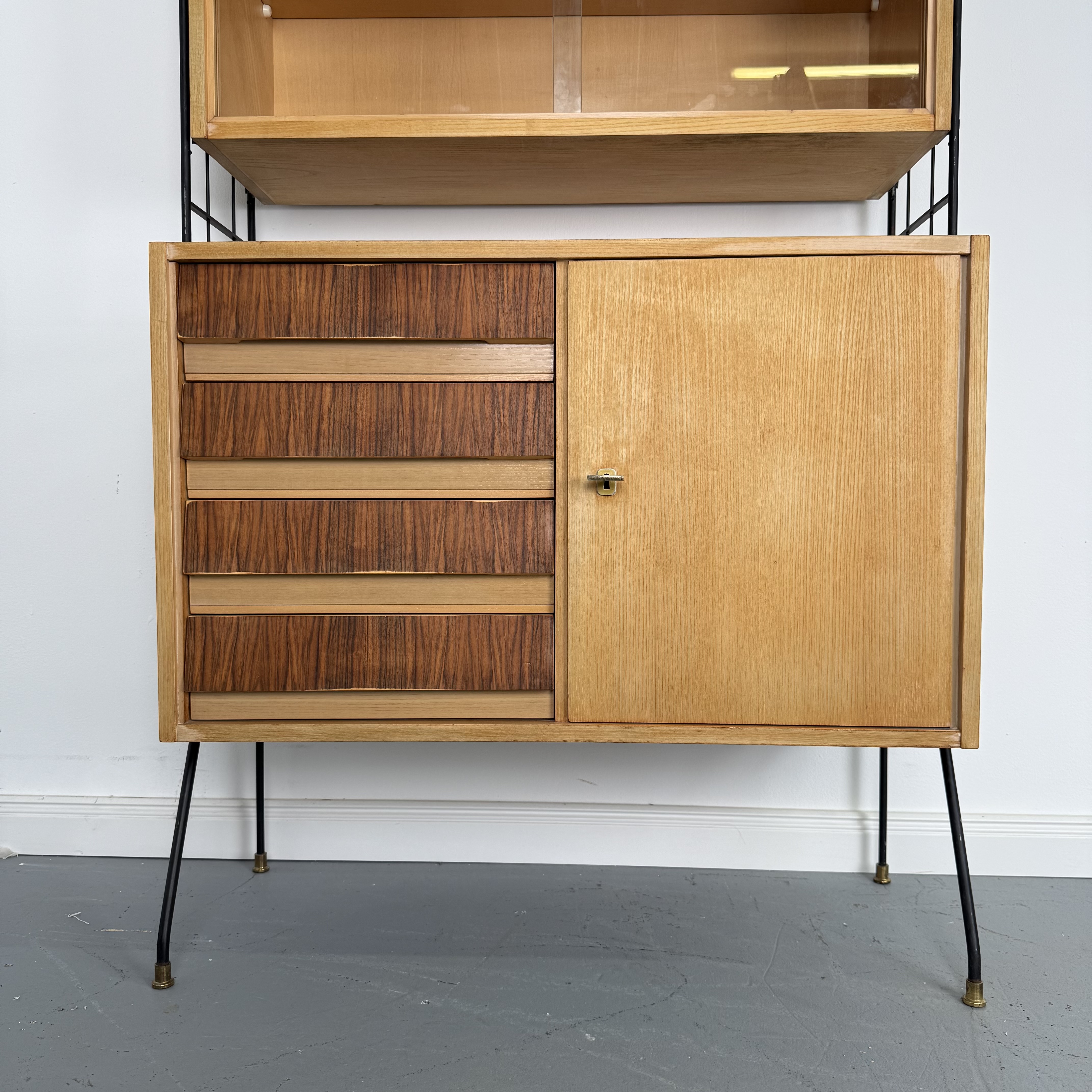 Elegantes Mid-Century Regal mit Vitrine und Kommode in String Optik