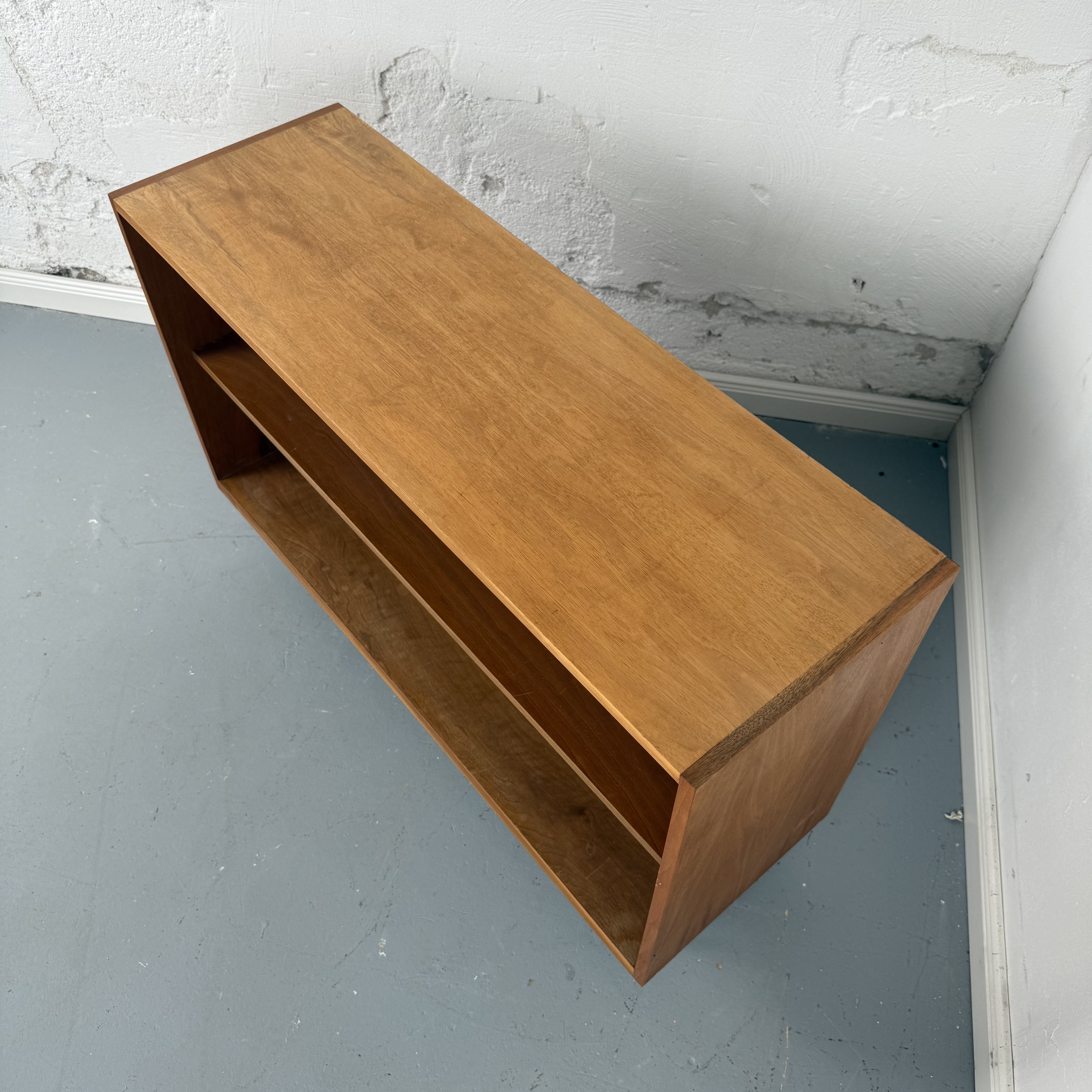 Schlichtes Mid-Century Regal mit Hairpin Legs