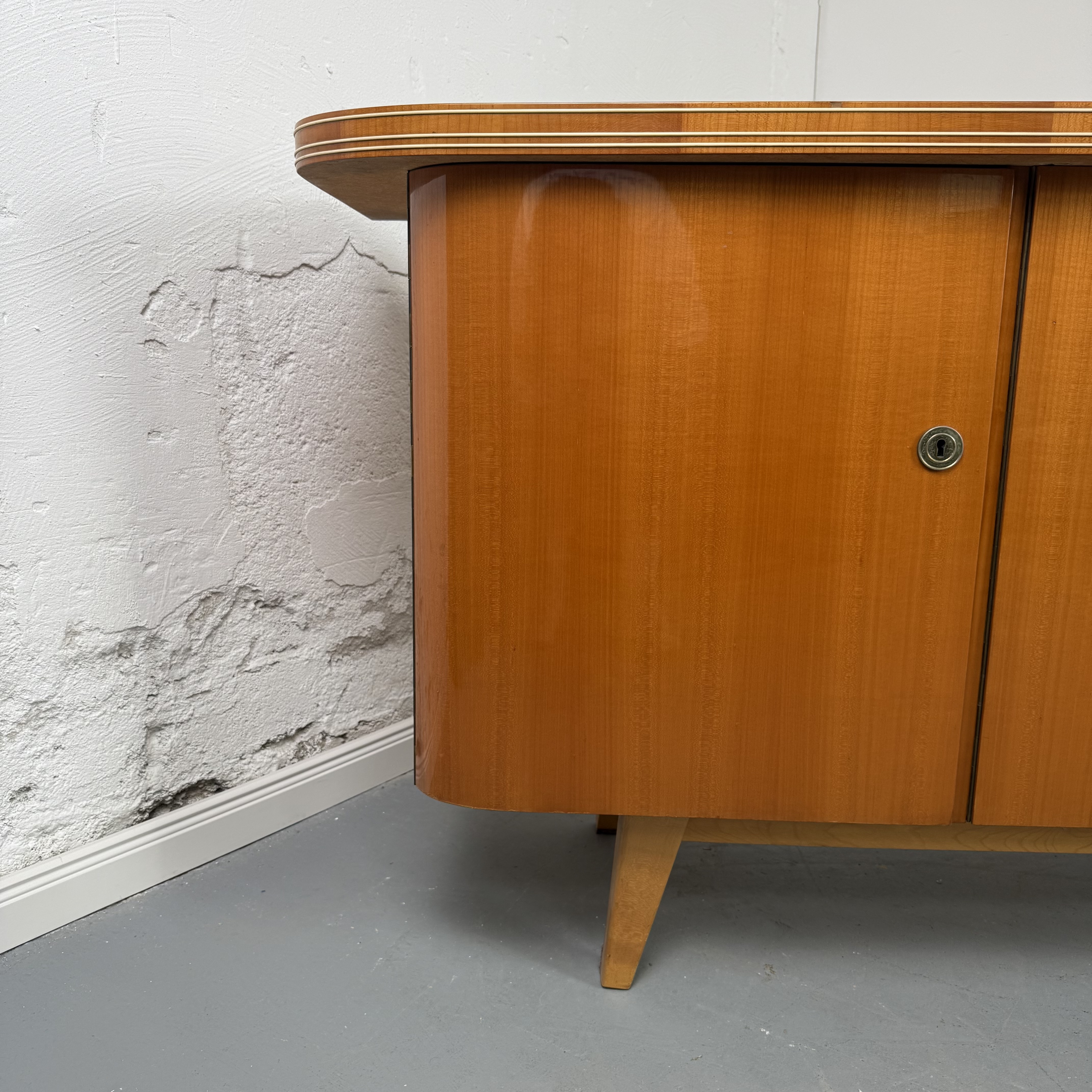 Charmantes 50er Jahre Sideboard mit feinen Details Charmantes 50er Jahre Sideboard mit feinen Details