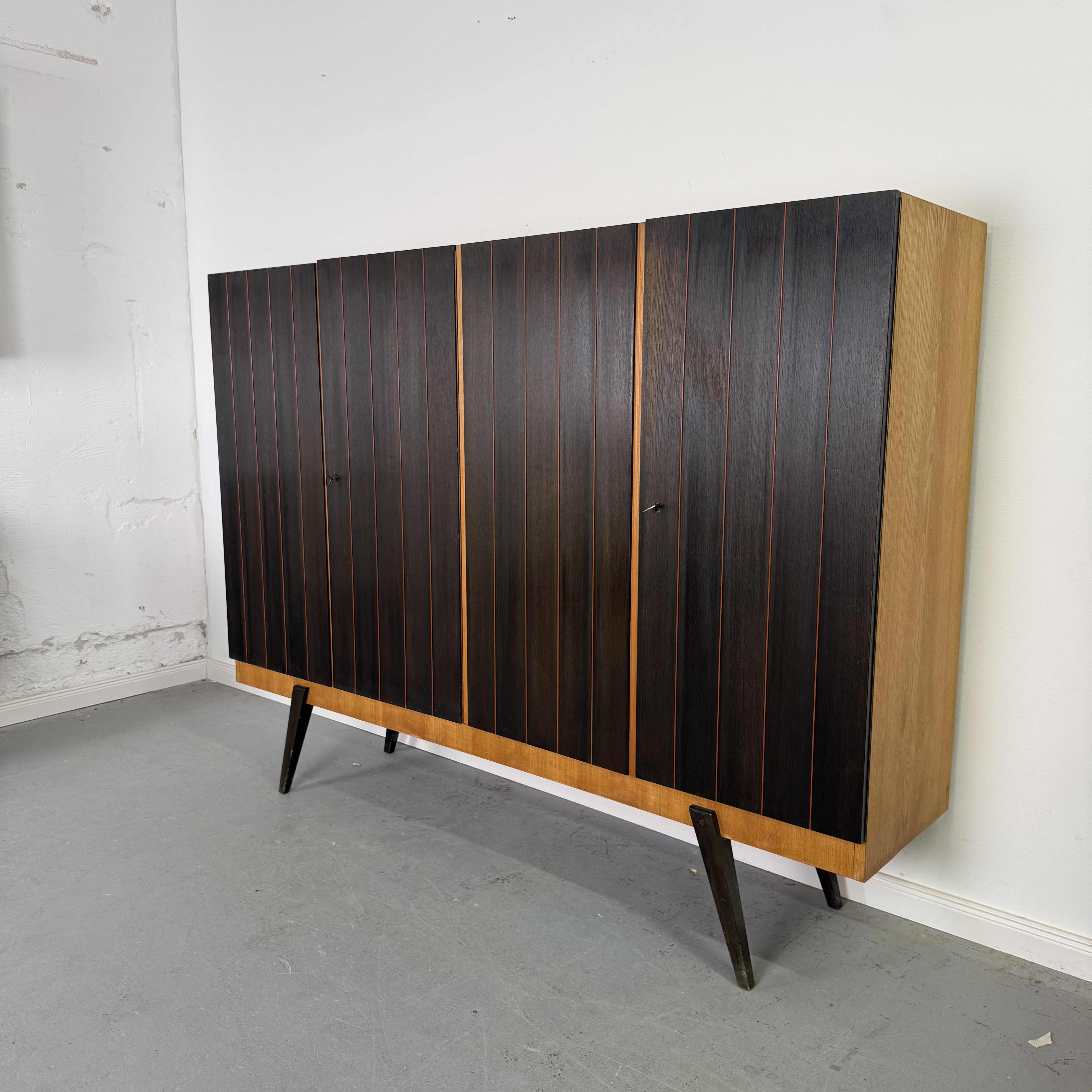 Dunkles Highboard im Mid-Century Stil