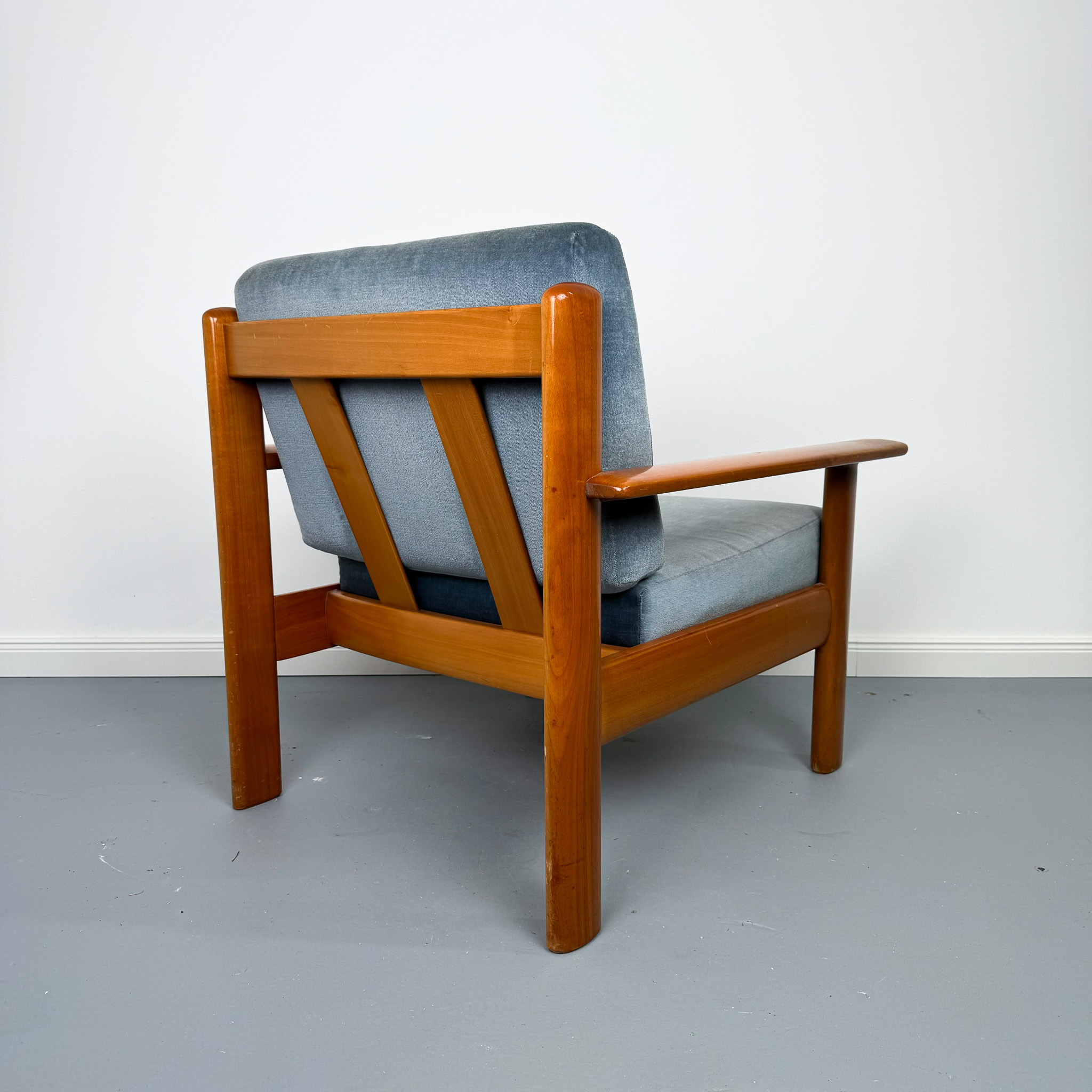 Schöne Mid Century Easy Chairs mit blauem Samtbezug