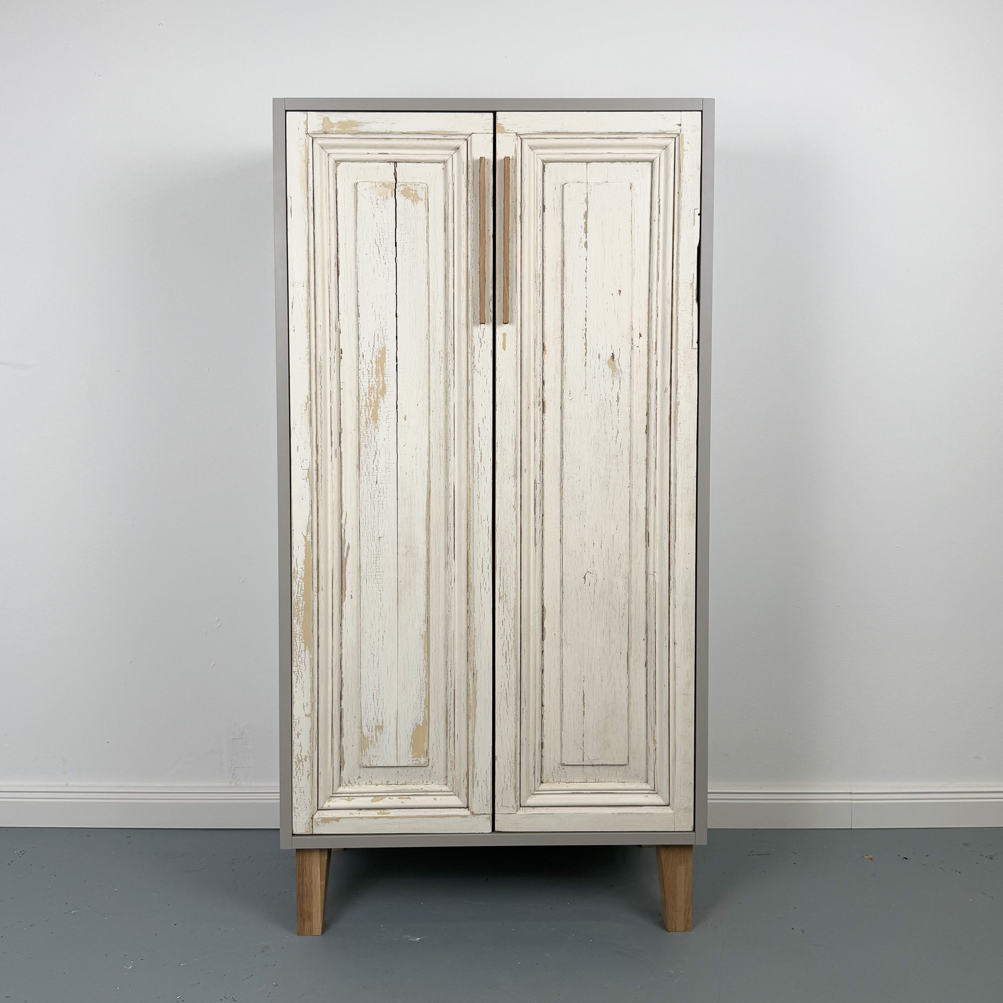 Zeitlose Kommode mit alten Landhaustüren von Julian Eckes