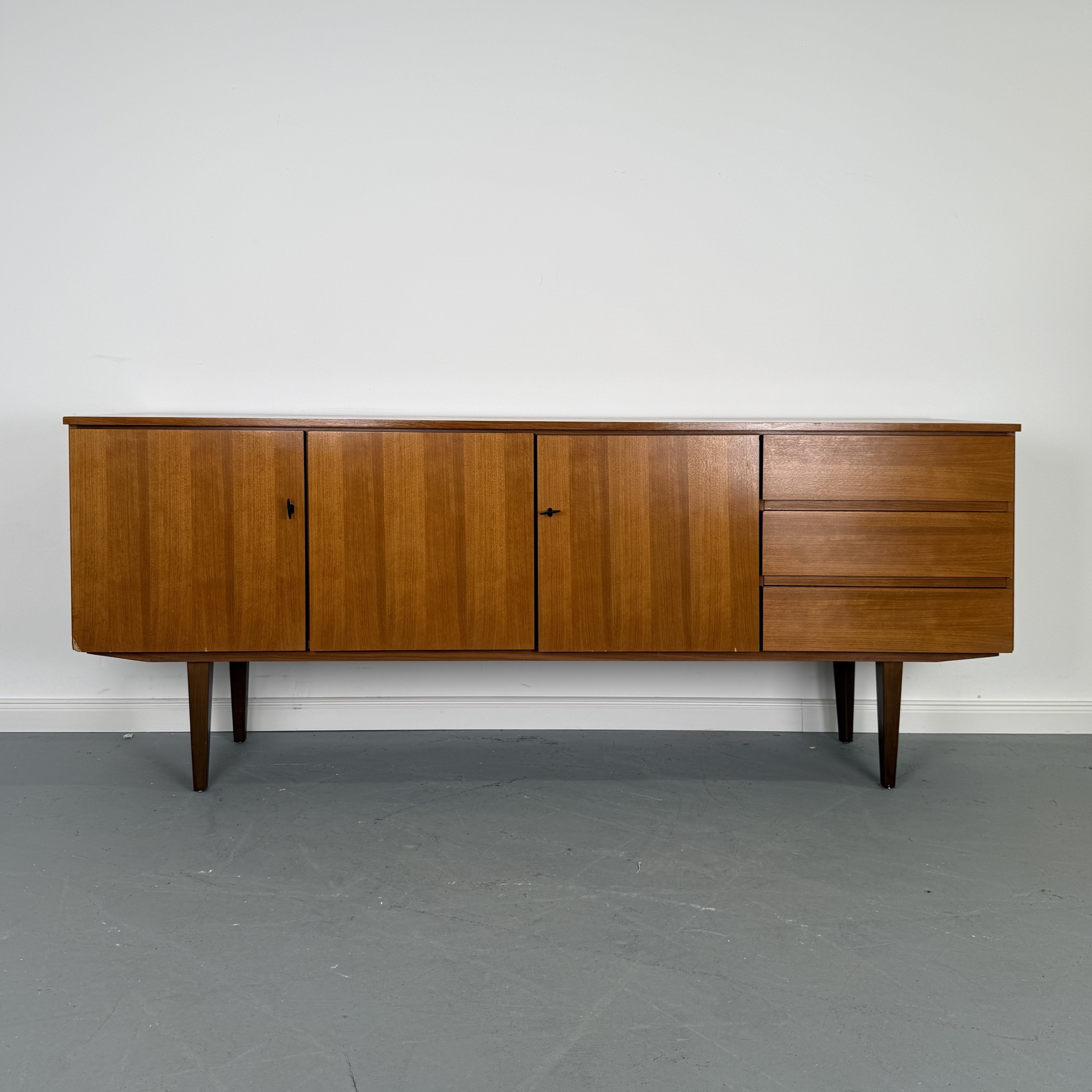 Elegantes 60er Jahre Teak Sideboard Elegantes 60er Jahre Teak Sideboard