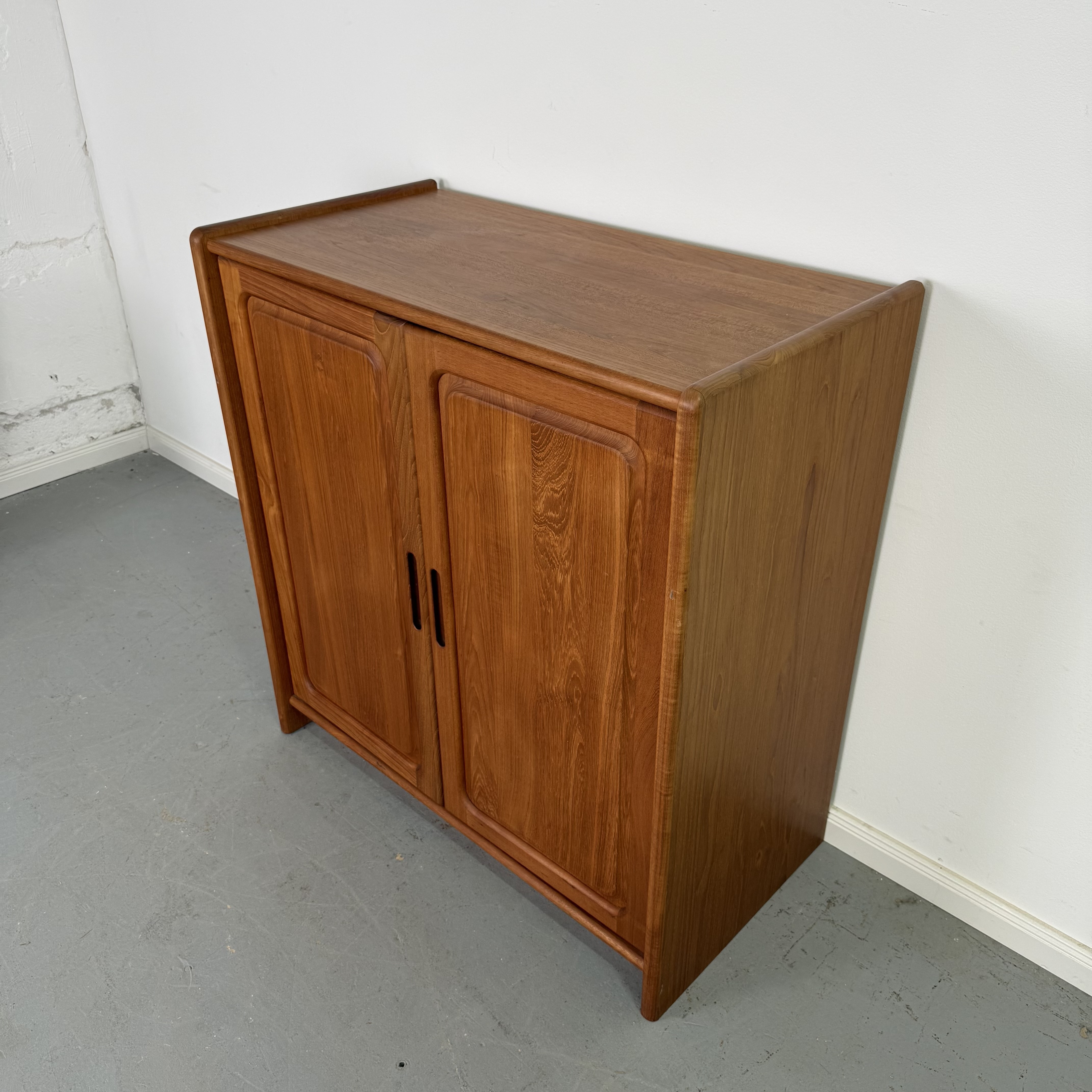 hochwertiger massiver Teak Fernsehschrank