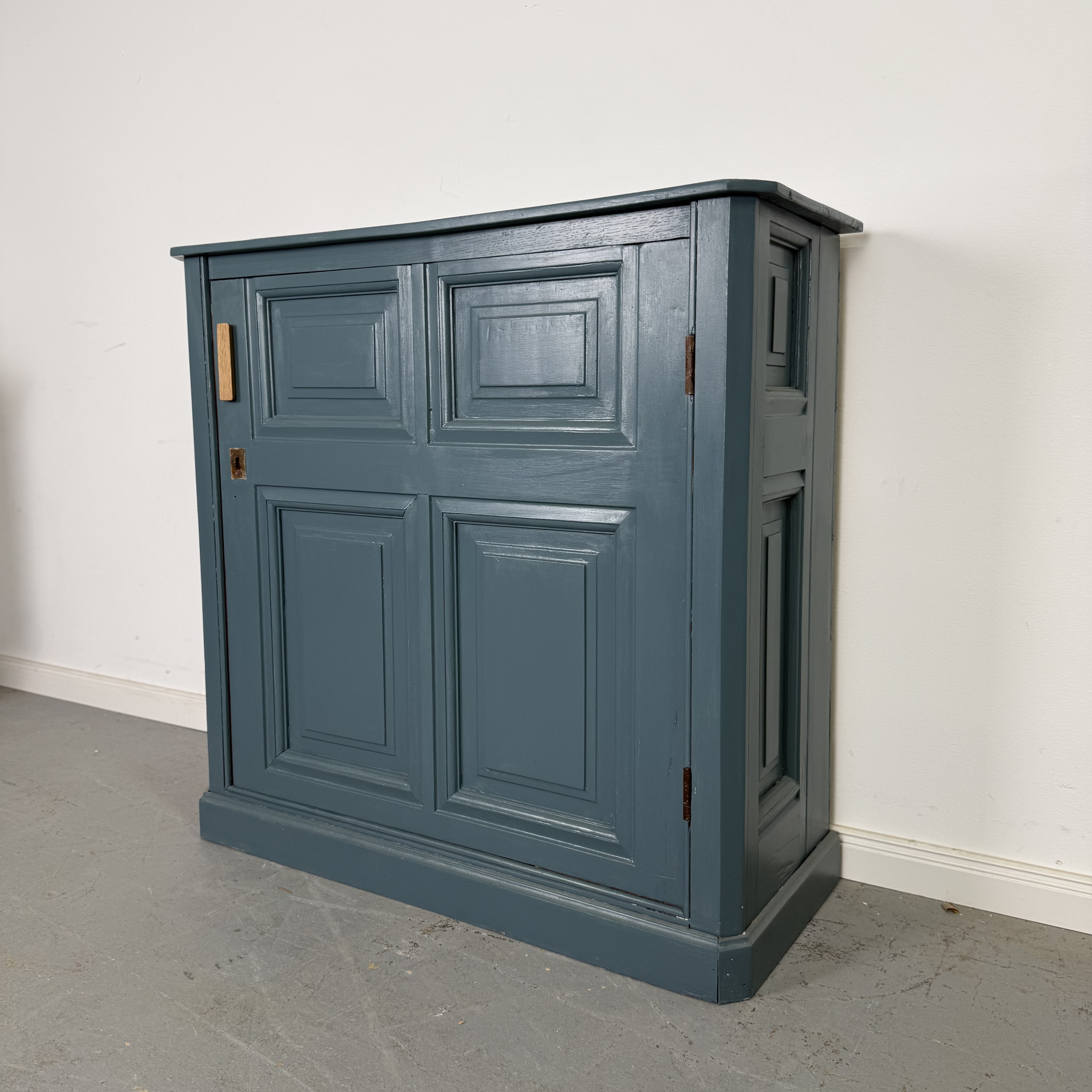 Vollholzschrank in Türkis mit Eichengriff