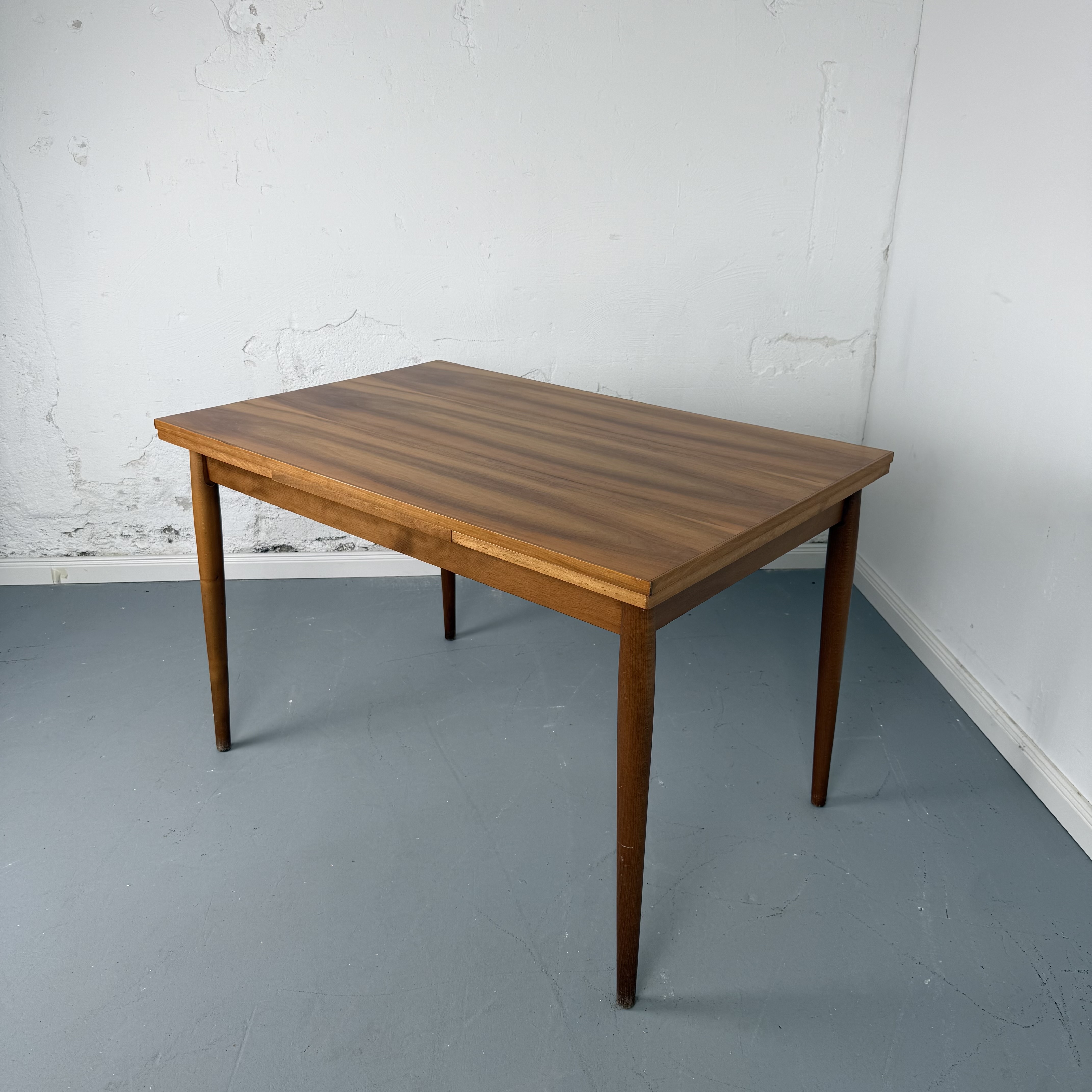 Eleganter 60er Jahre Esstisch aus Nussbaum – ausklappbar auf 185 cm