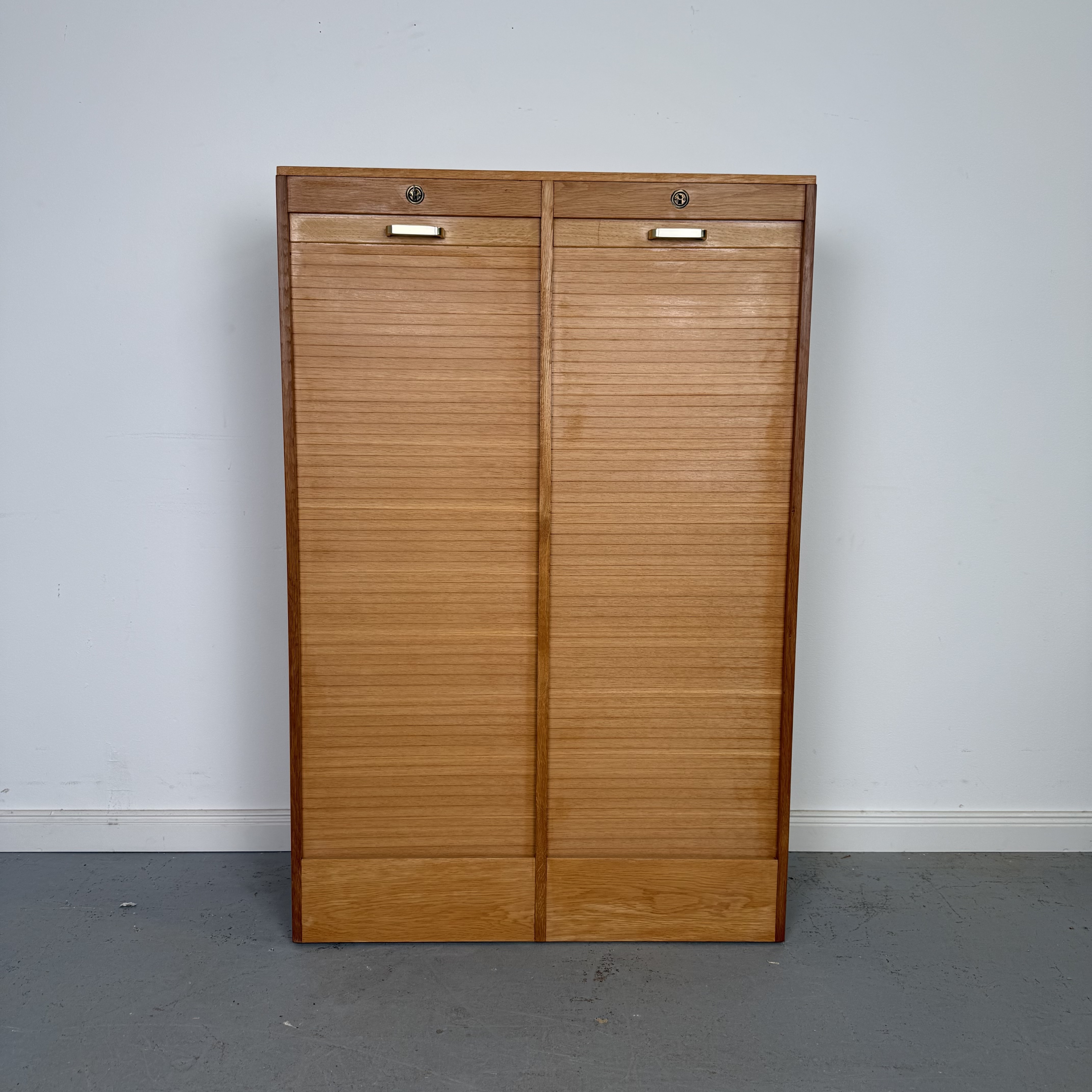 Kompakter Rollladenschrank mit zwei Rollläden aus Holz