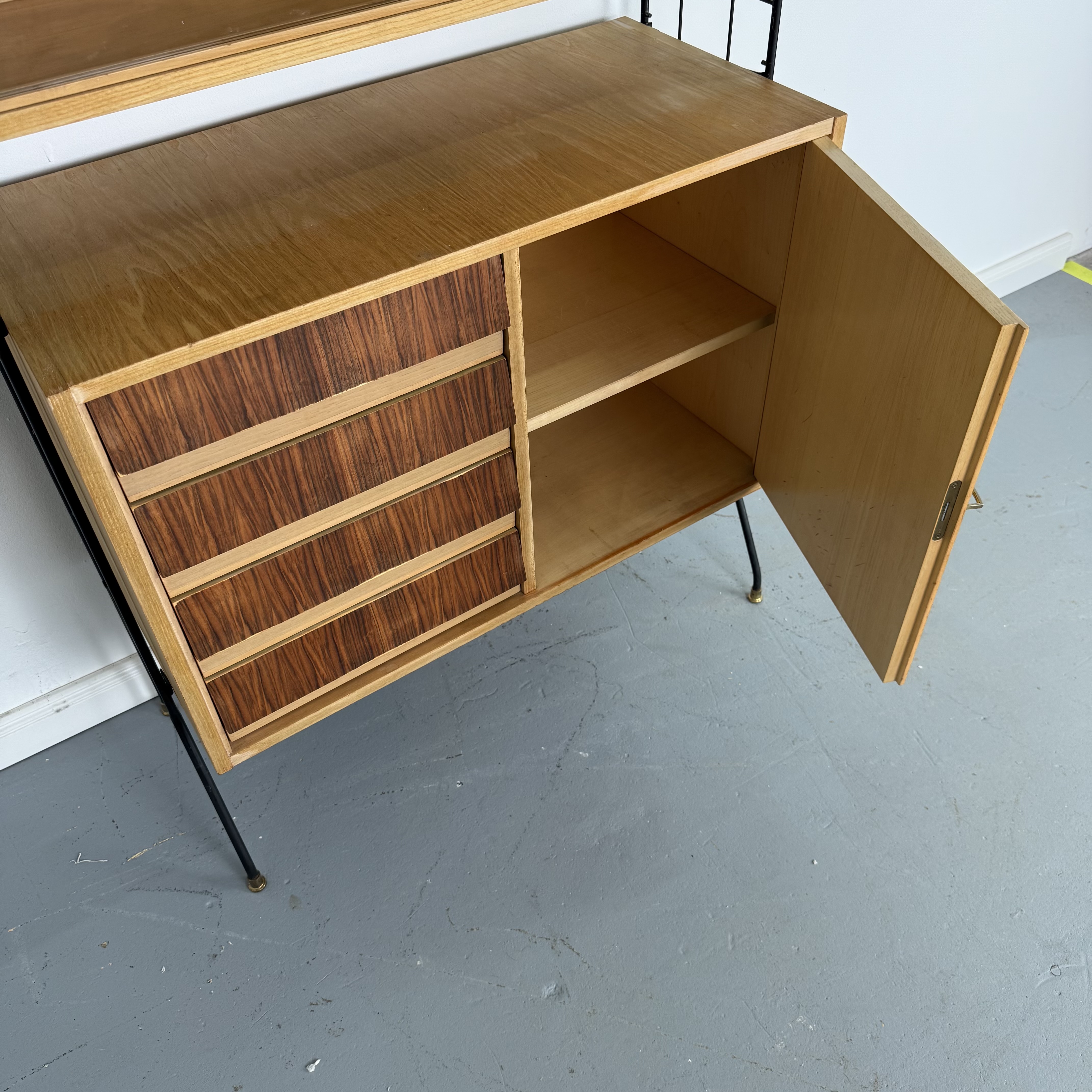Elegantes Mid-Century Regal mit Vitrine und Kommode in String Optik