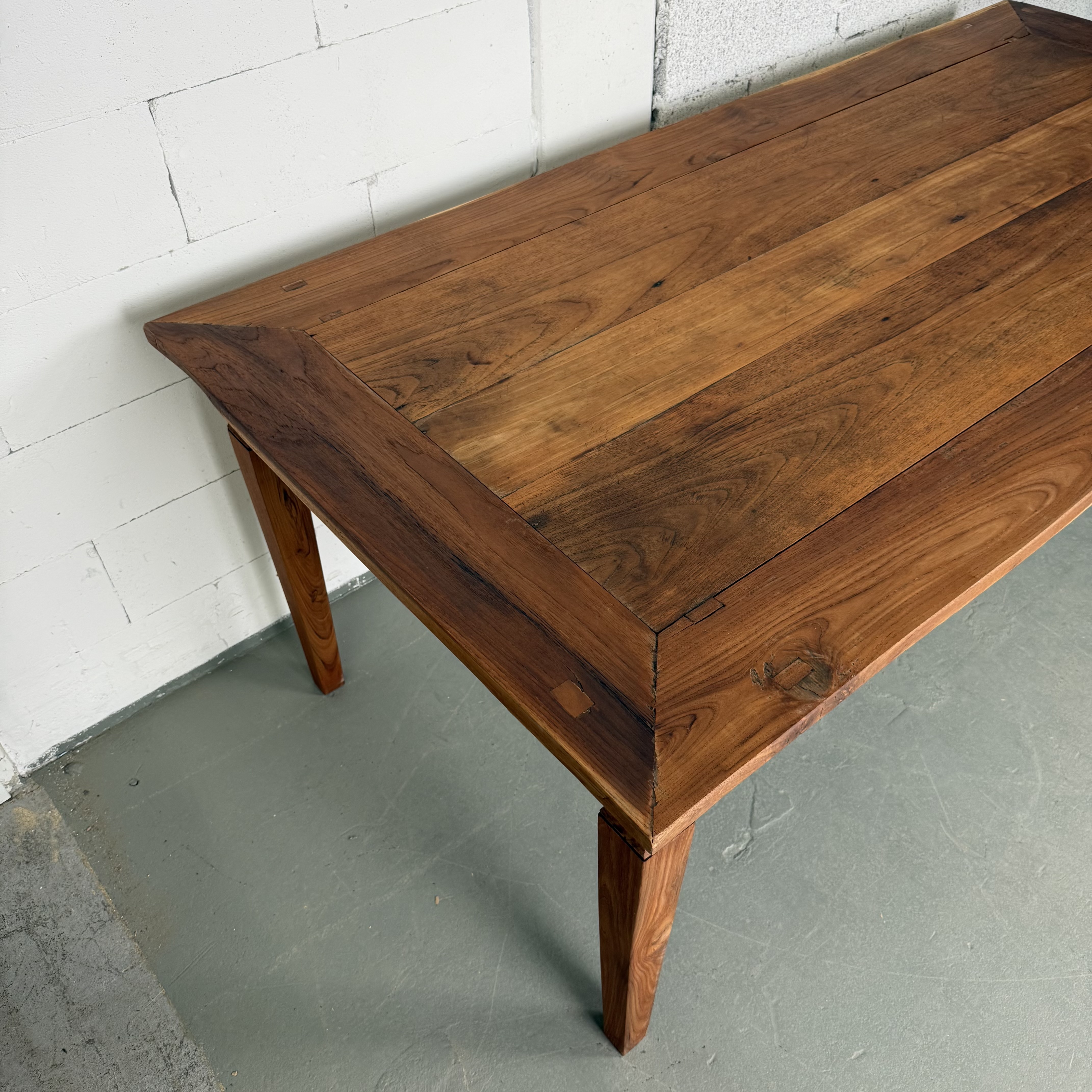 Massiver Holztisch – Hochwertiger Vintage Tisch aus Massivholz