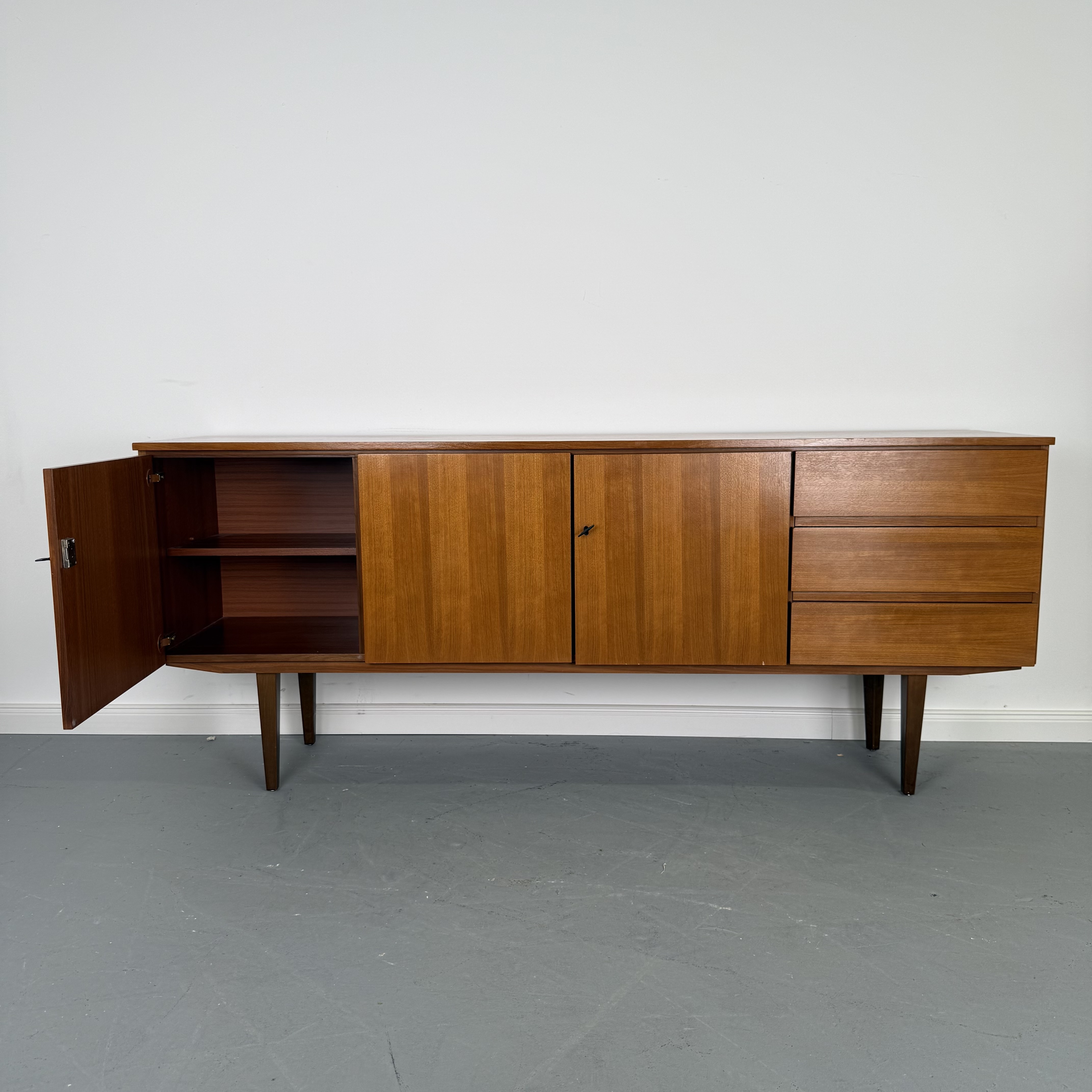 Elegantes 60er Jahre Teak Sideboard Elegantes 60er Jahre Teak Sideboard