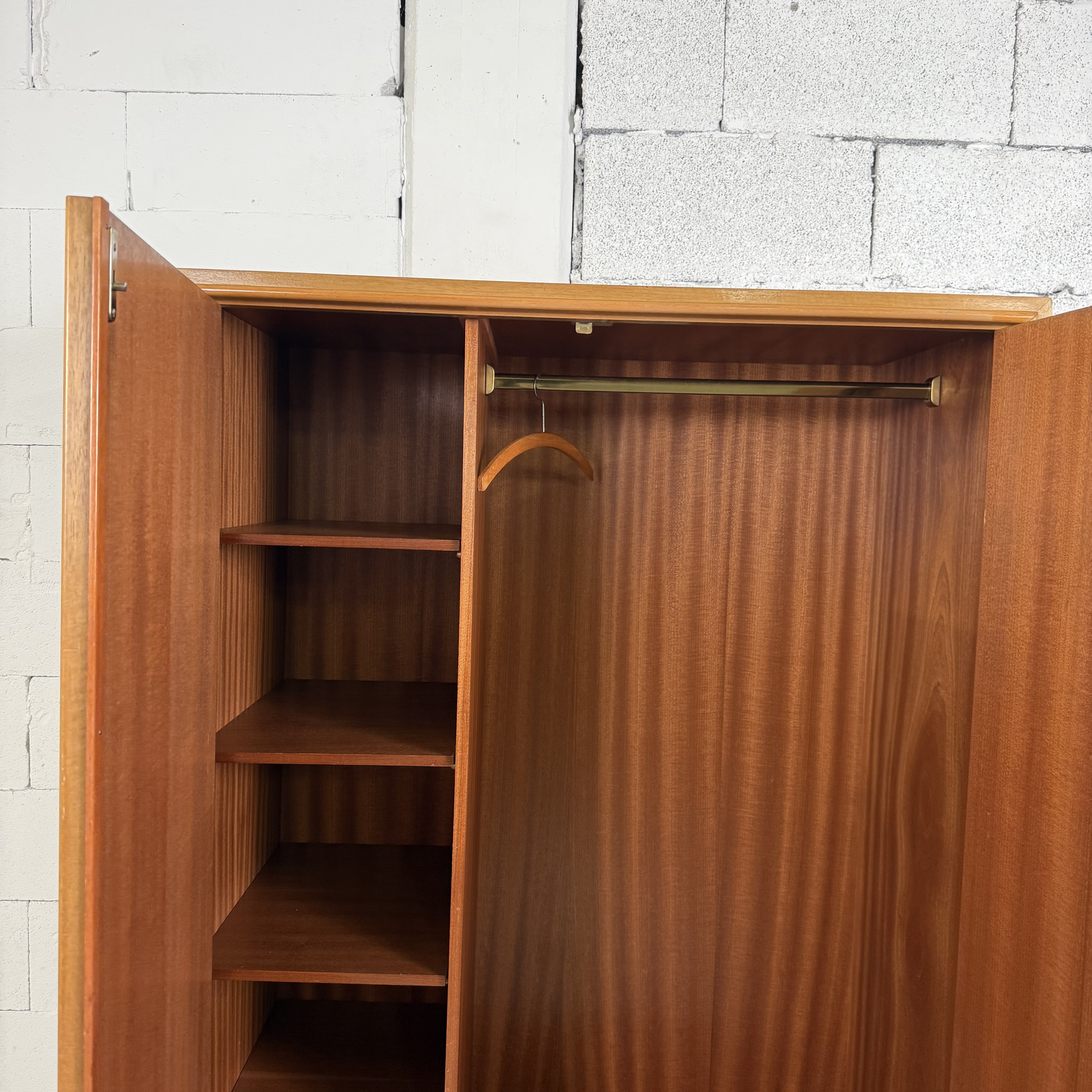 Vintage Kleiderschrank aus Holz mit Zierleisten und Kleiderstange