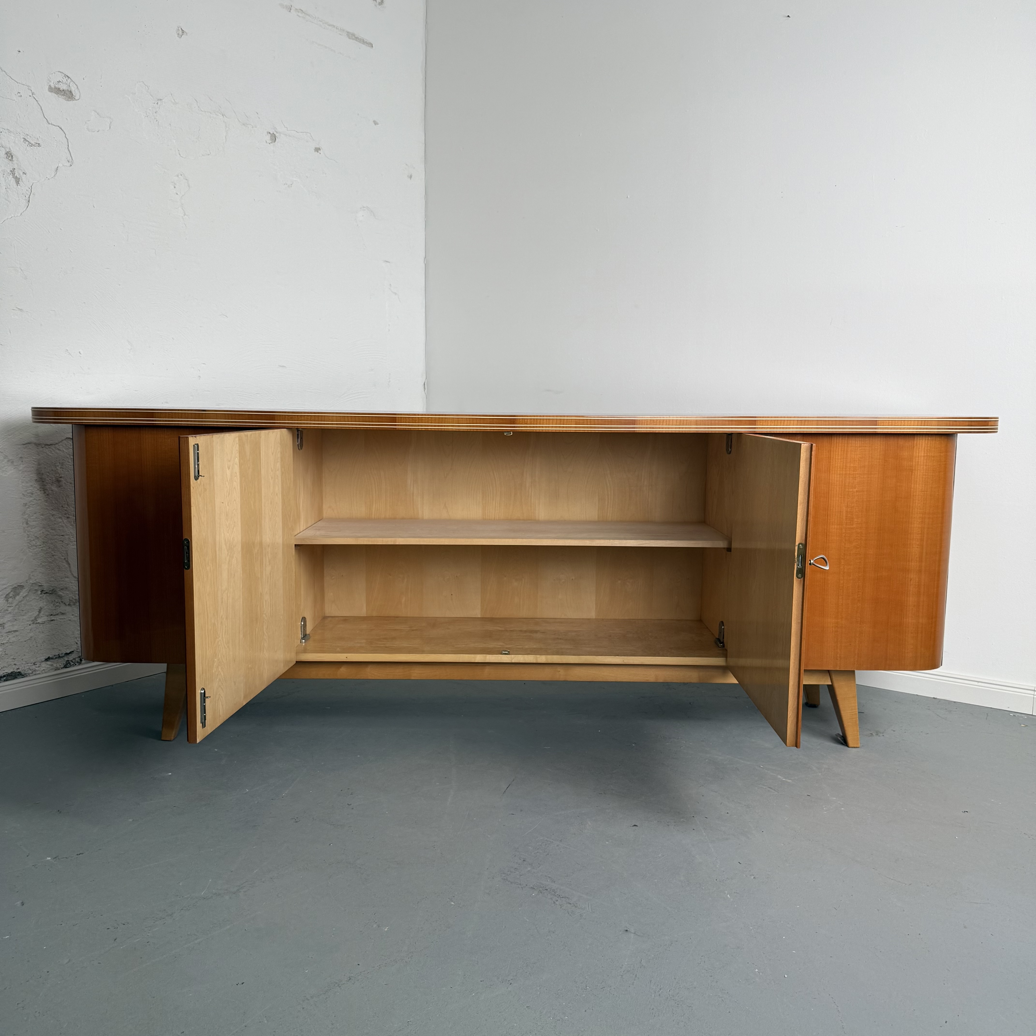 Charmantes 50er Jahre Sideboard mit feinen Details Charmantes 50er Jahre Sideboard mit feinen Details