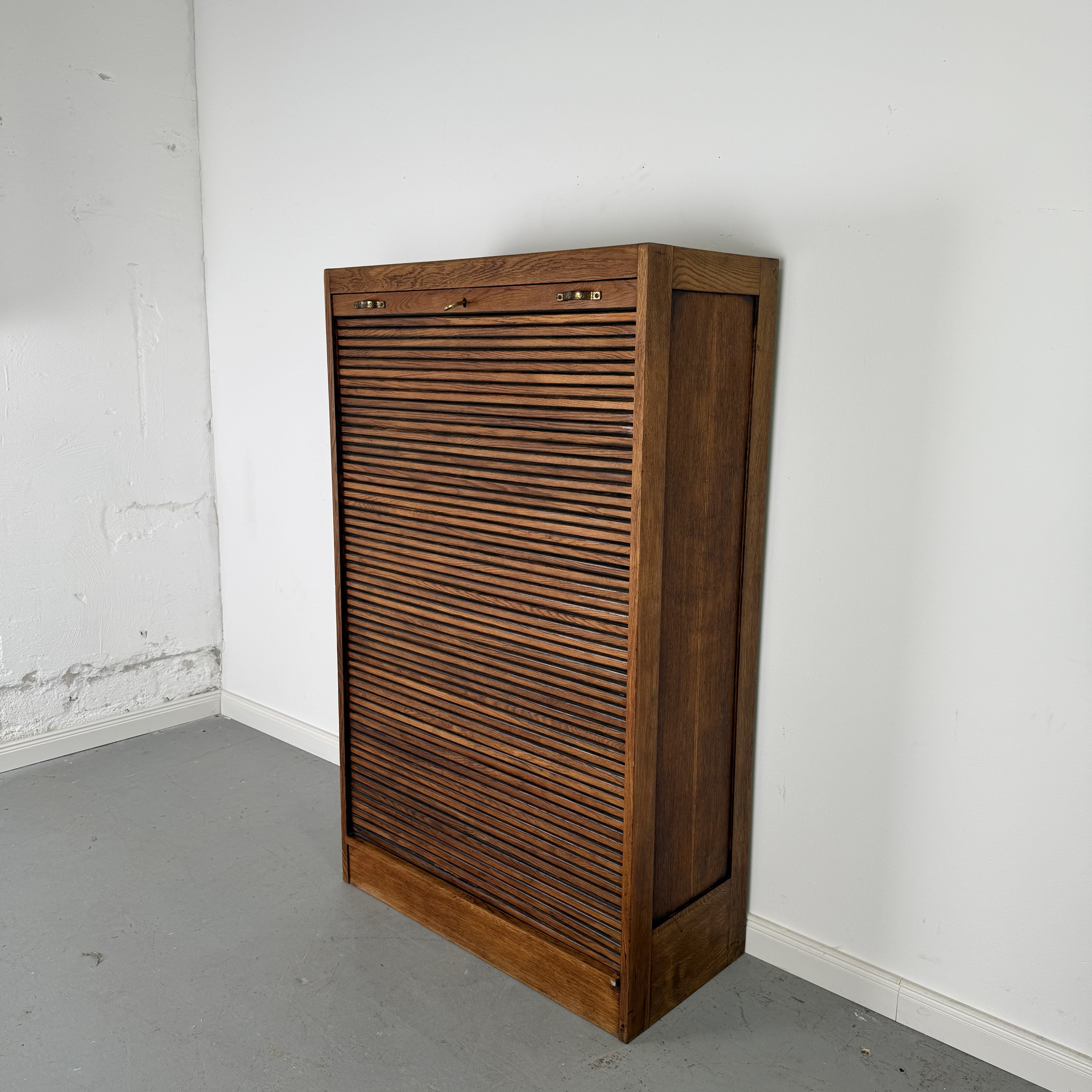 Eleganter Rollladenschrank im Art-Déco-Stil