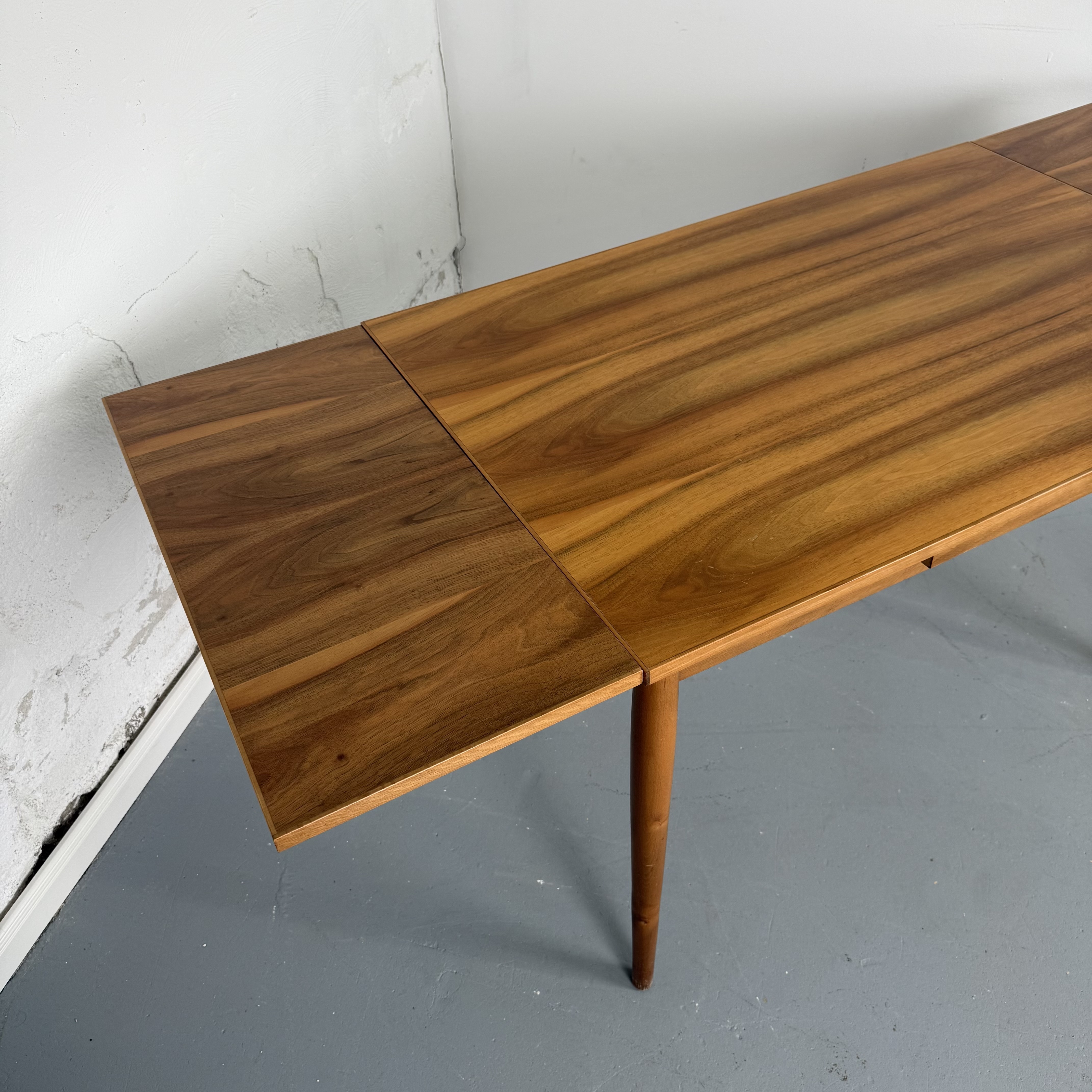 Eleganter 60er Jahre Esstisch aus Nussbaum – ausklappbar auf 185 cm