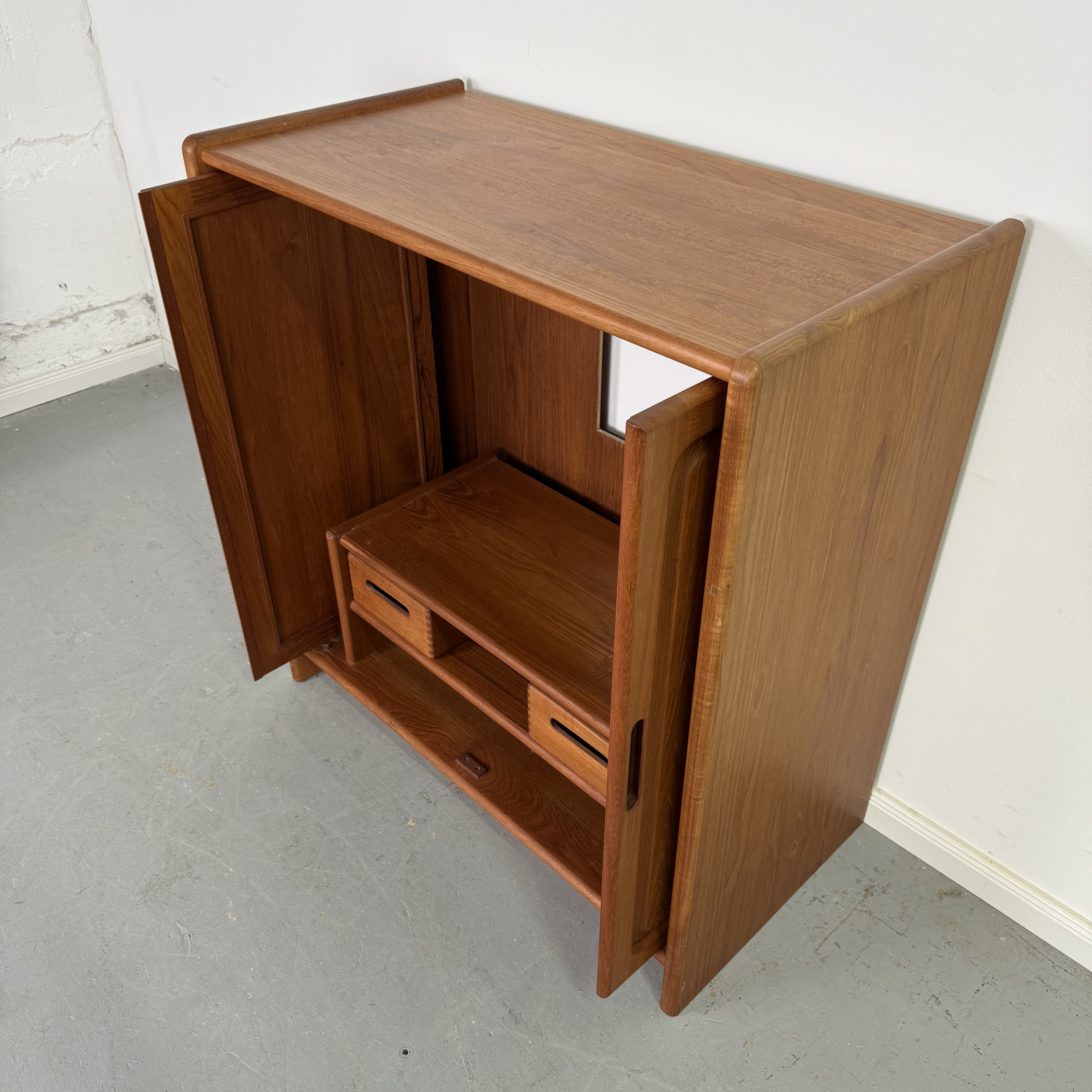 hochwertiger massiver Teak Fernsehschrank