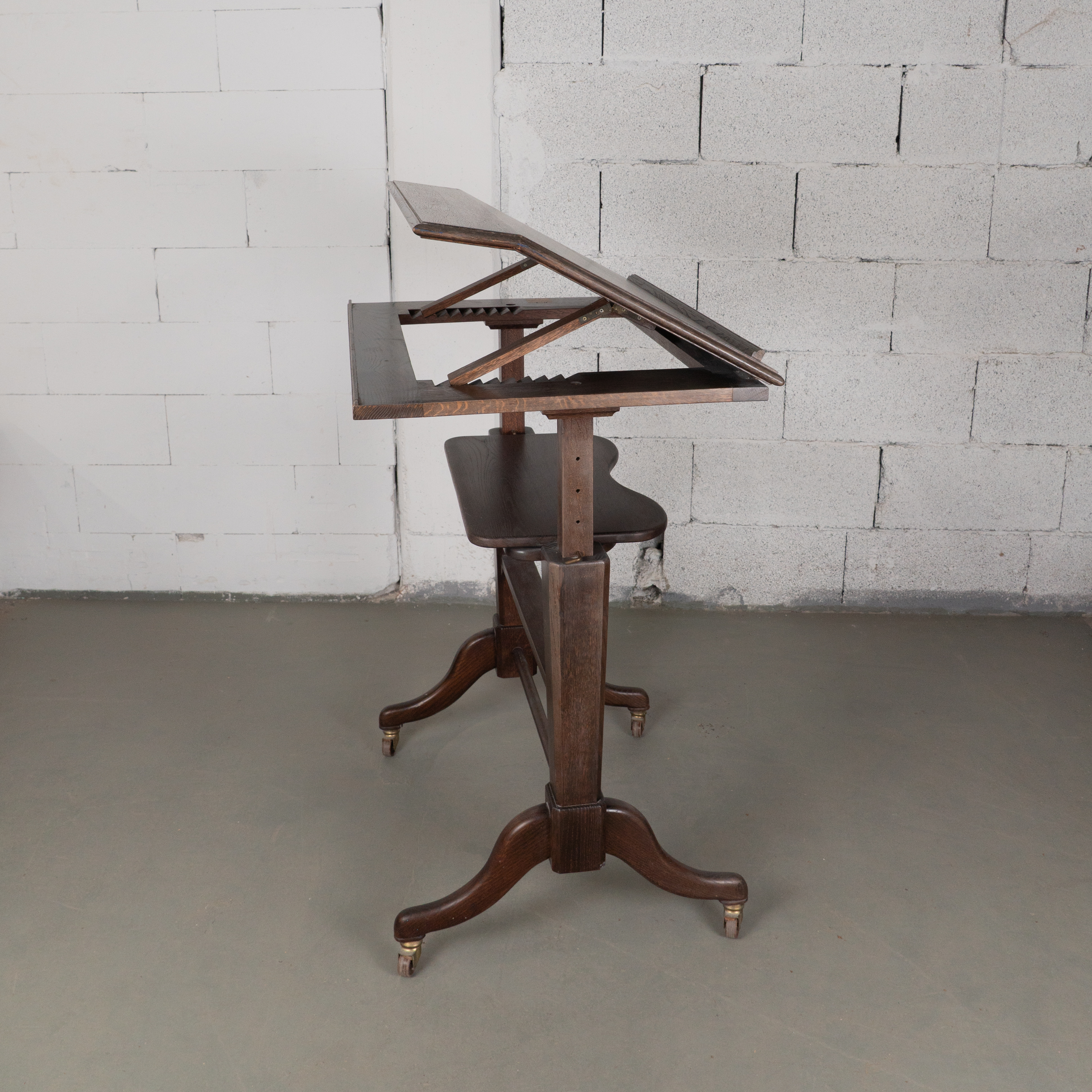 Vintage Stehpult aus Holz auf Rollen