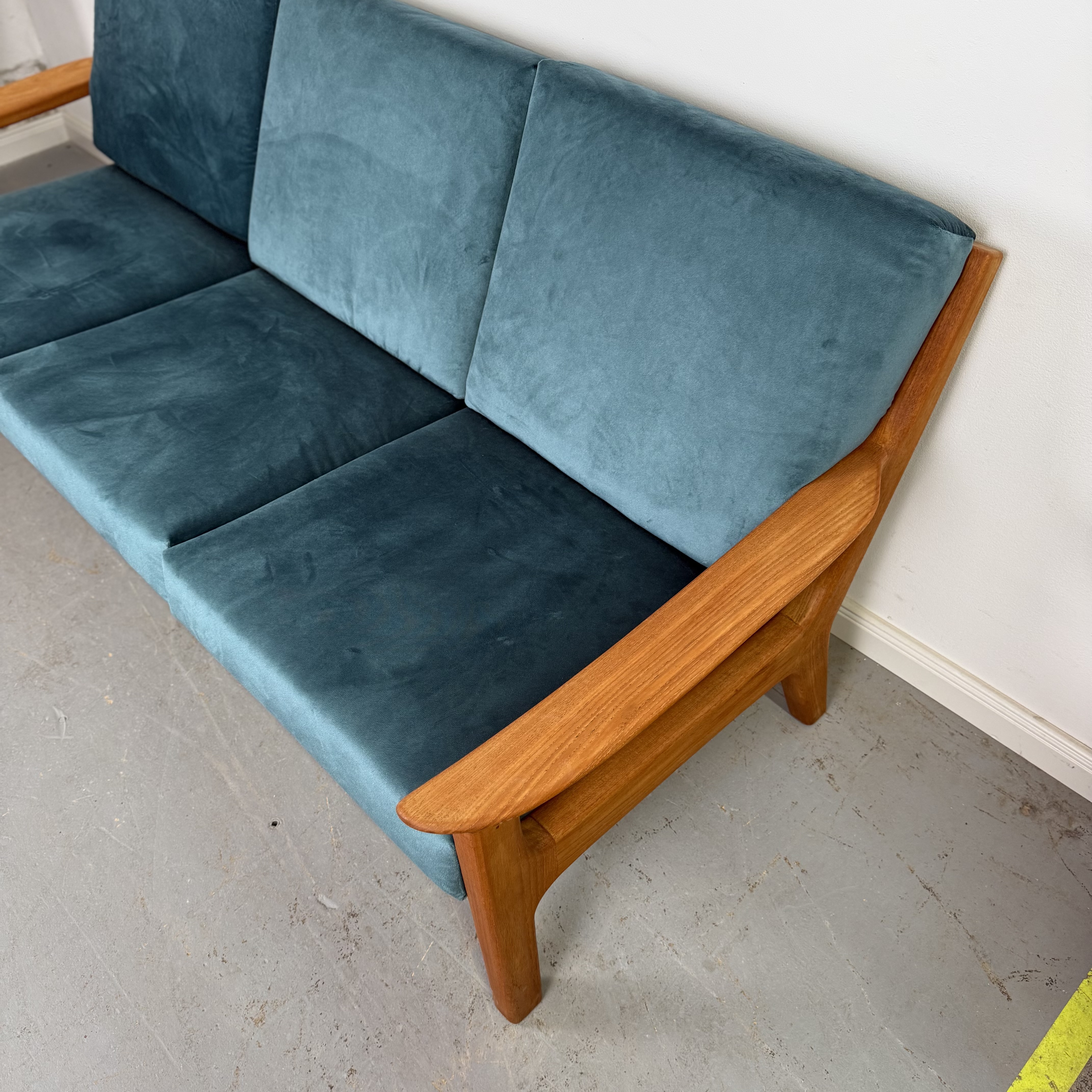 Mid-Century Dreisitzer Sofa aus Teakholz, neu bezogen