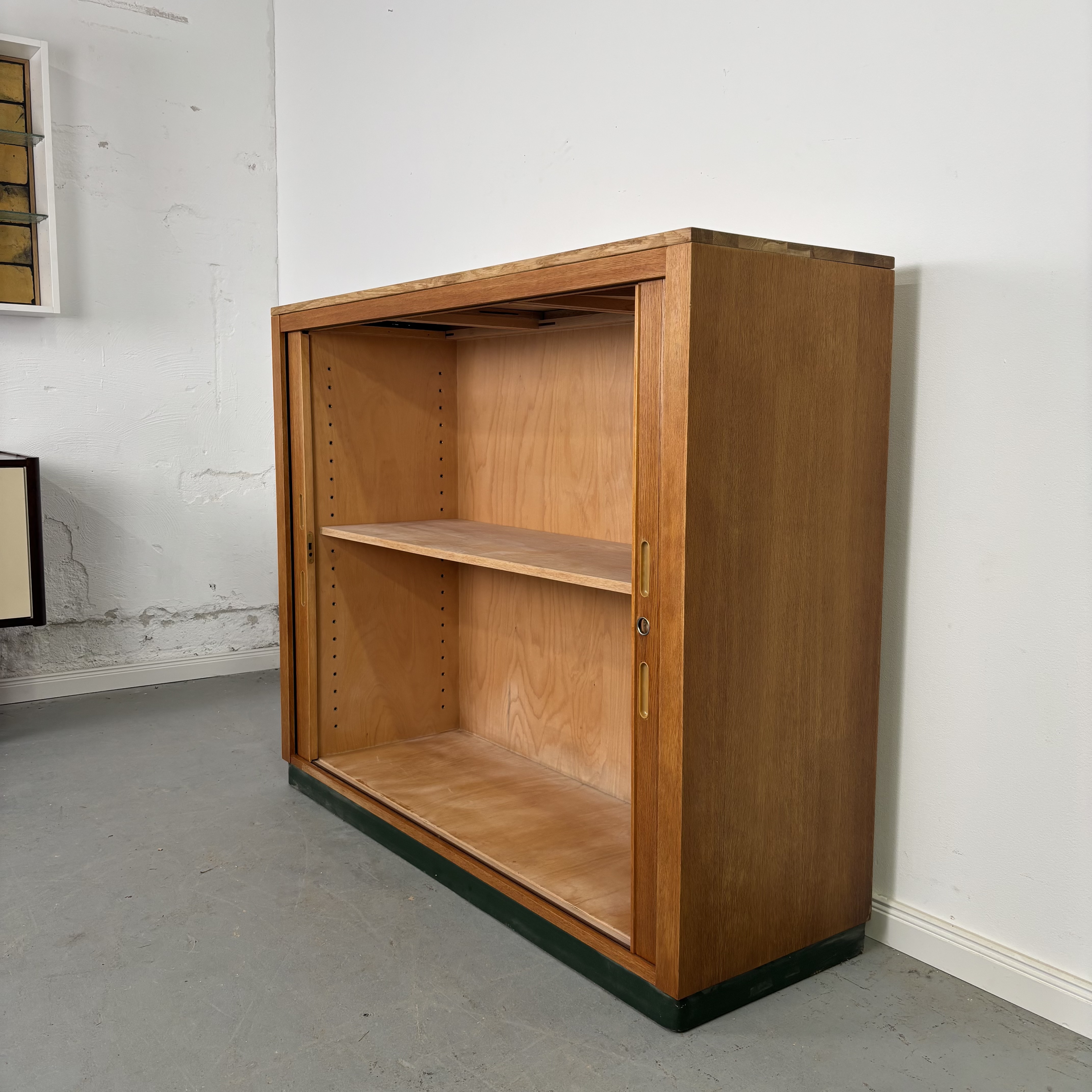 schickes kompaktes Rolladensideboard