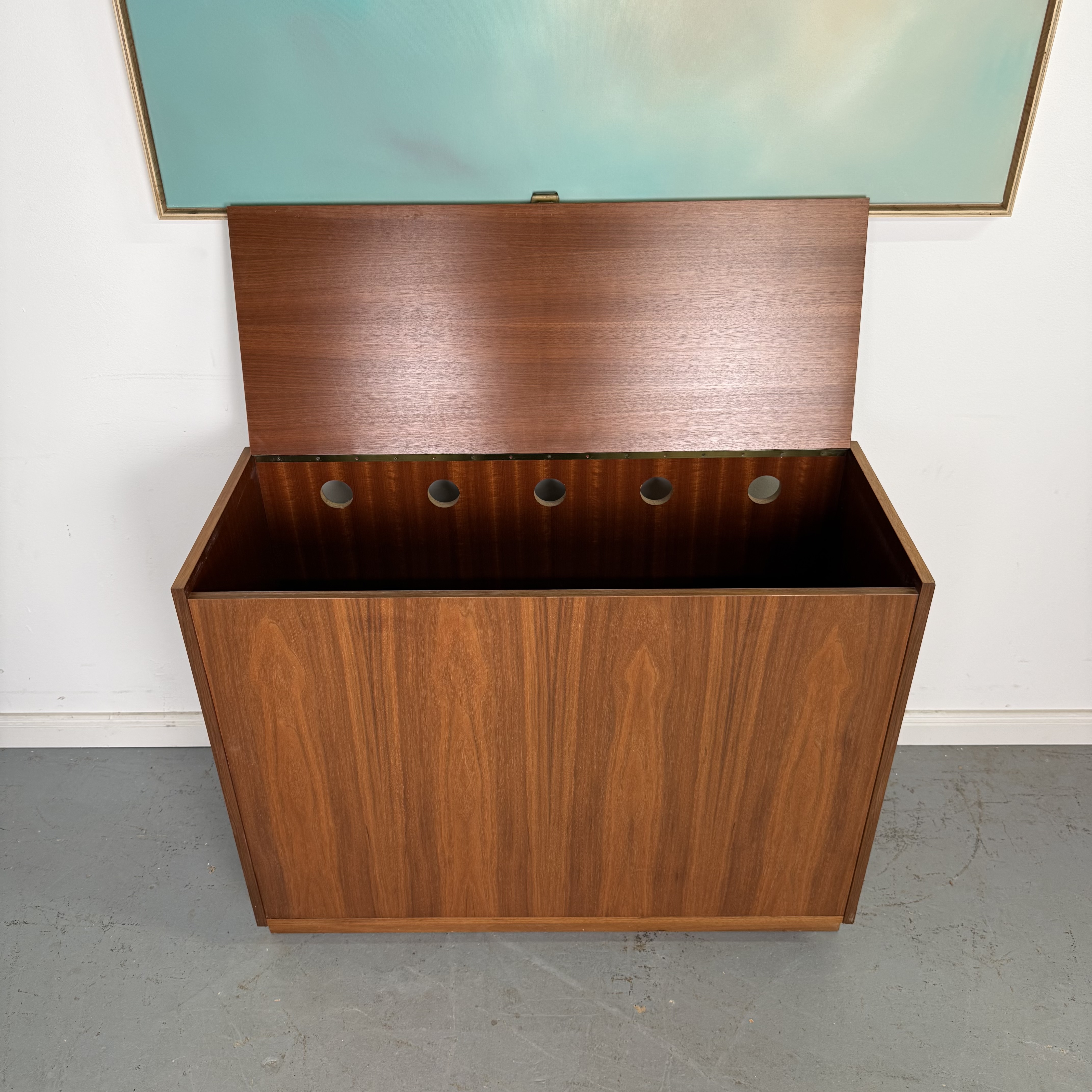 Süße Truhe aus Nussbaumholz aus den 1960er Jahren