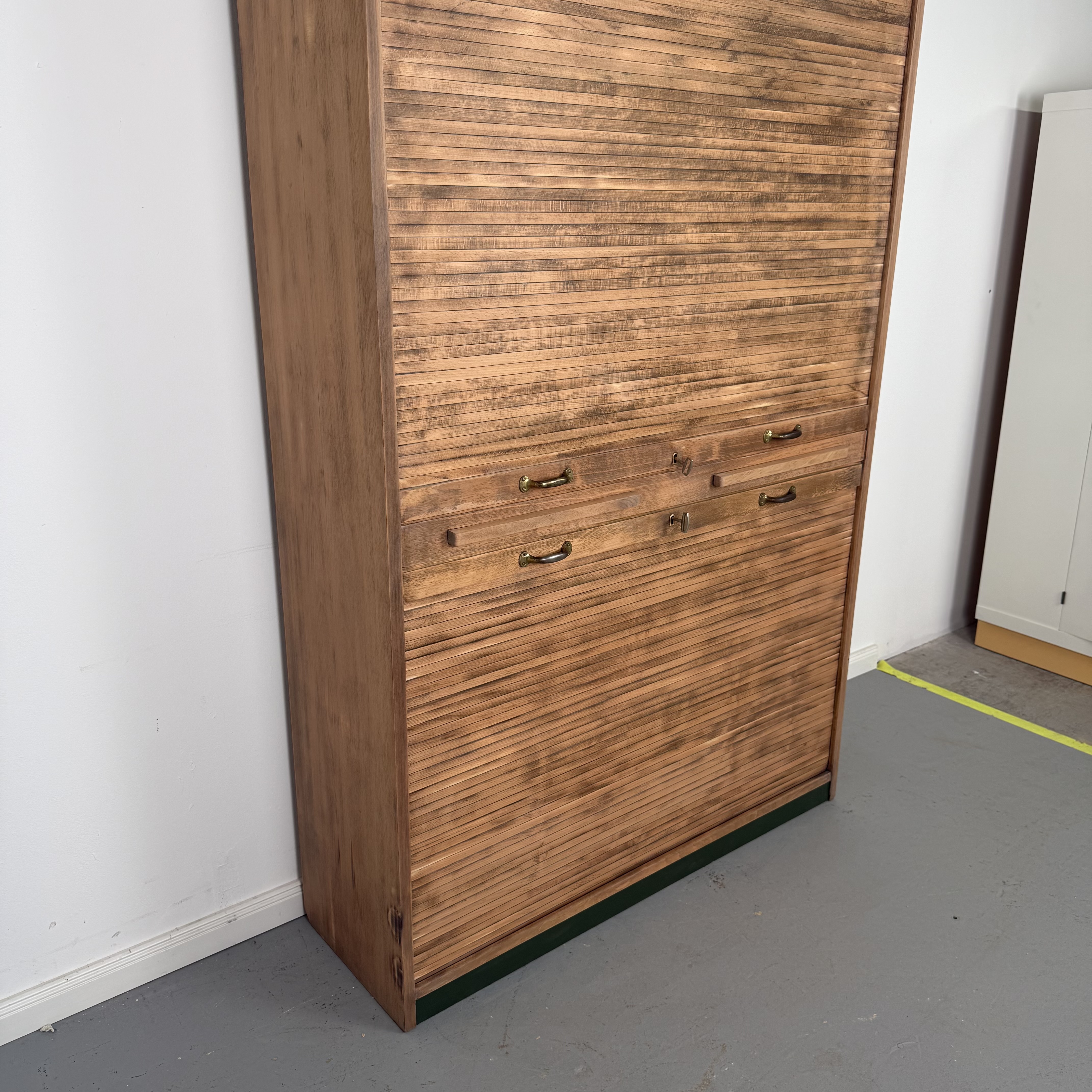 Großzügiger Rolladenschrank aus rustikaler Eiche