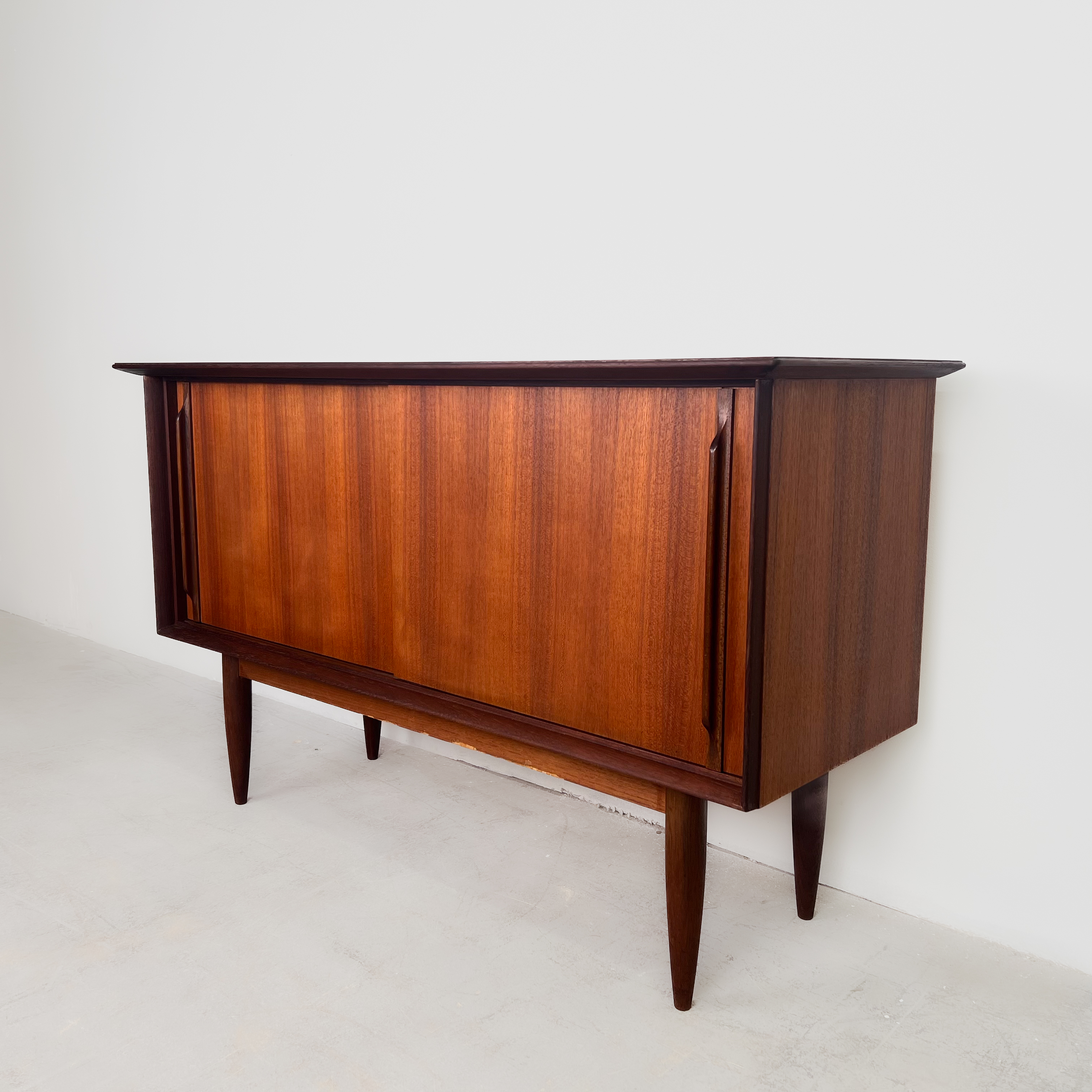 Kleines dänisches Sideboard aus Teak Kleines dänisches Sideboard aus Teak