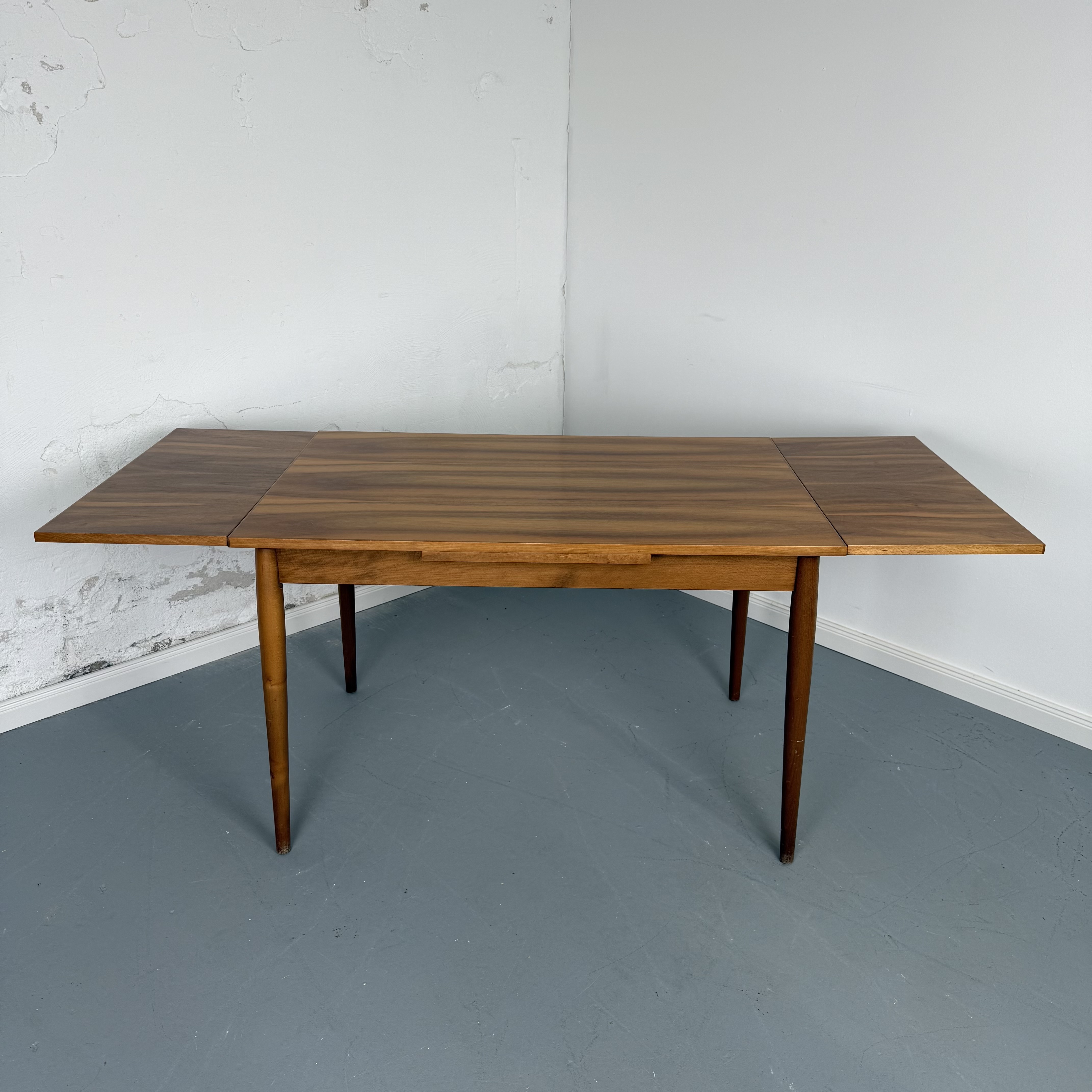 Eleganter 60er Jahre Esstisch aus Nussbaum – ausklappbar auf 185 cm