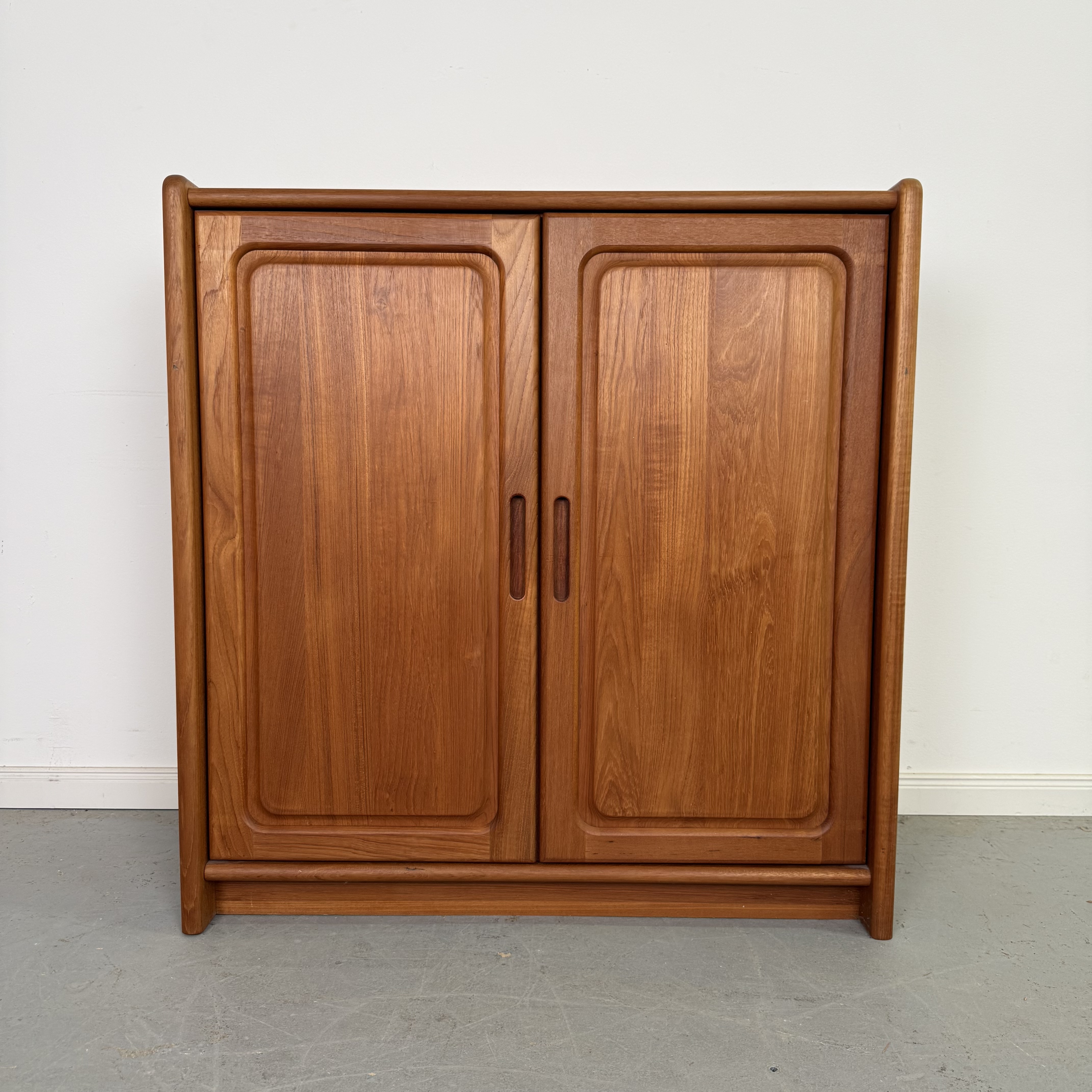 hochwertiger massiver Teak Fernsehschrank