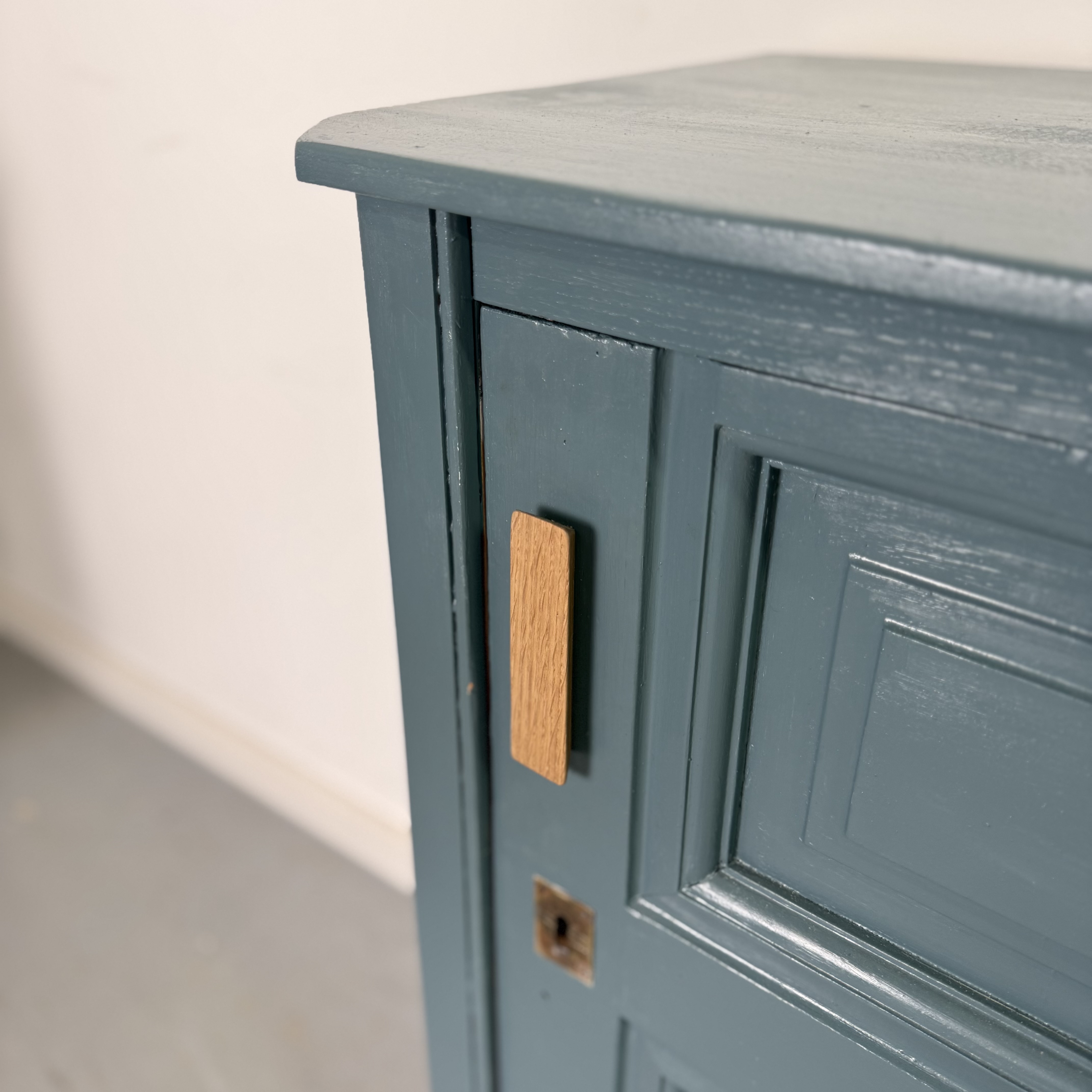 Vollholzschrank in Türkis mit Eichengriff