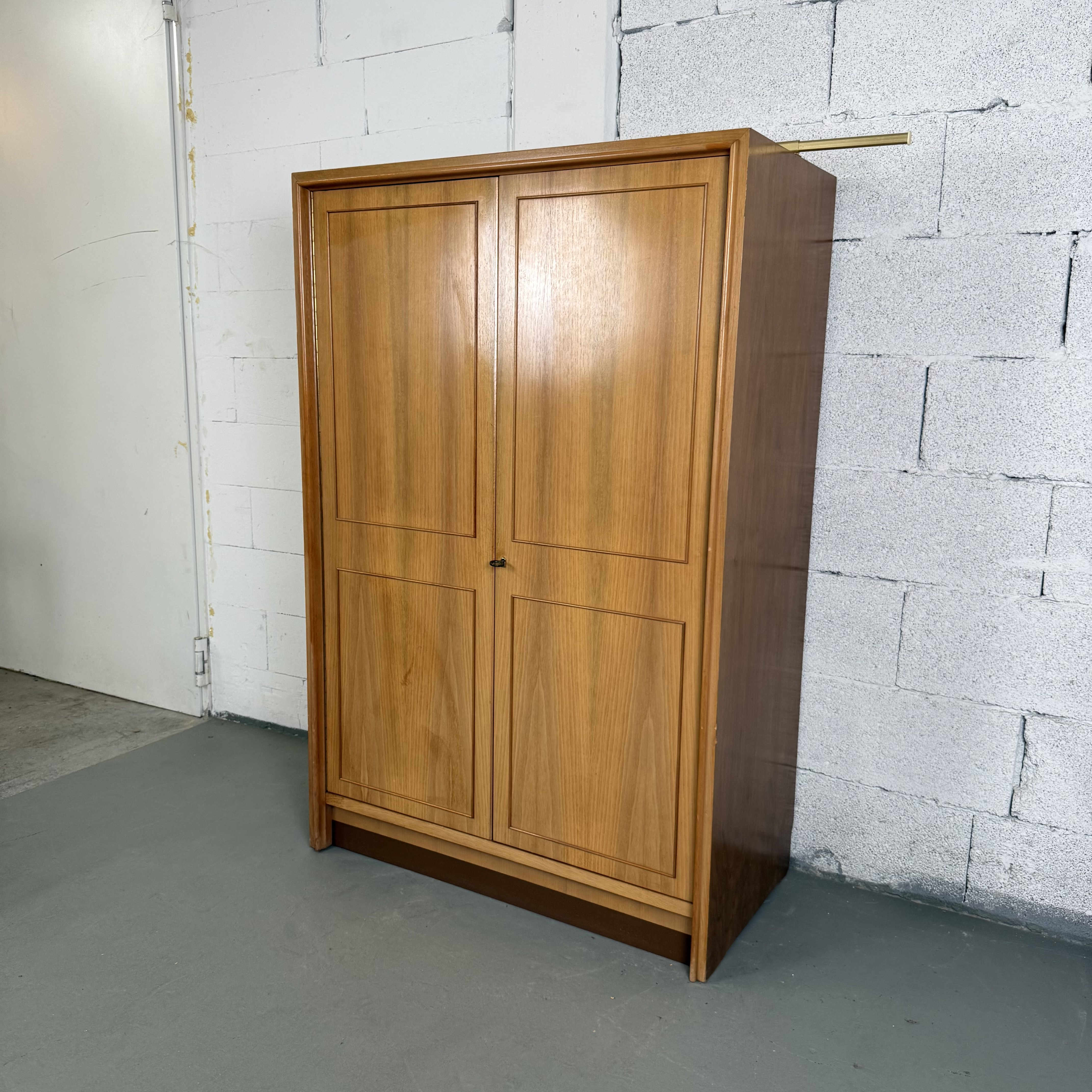 Vintage Kleiderschrank aus Holz mit Zierleisten und Kleiderstange