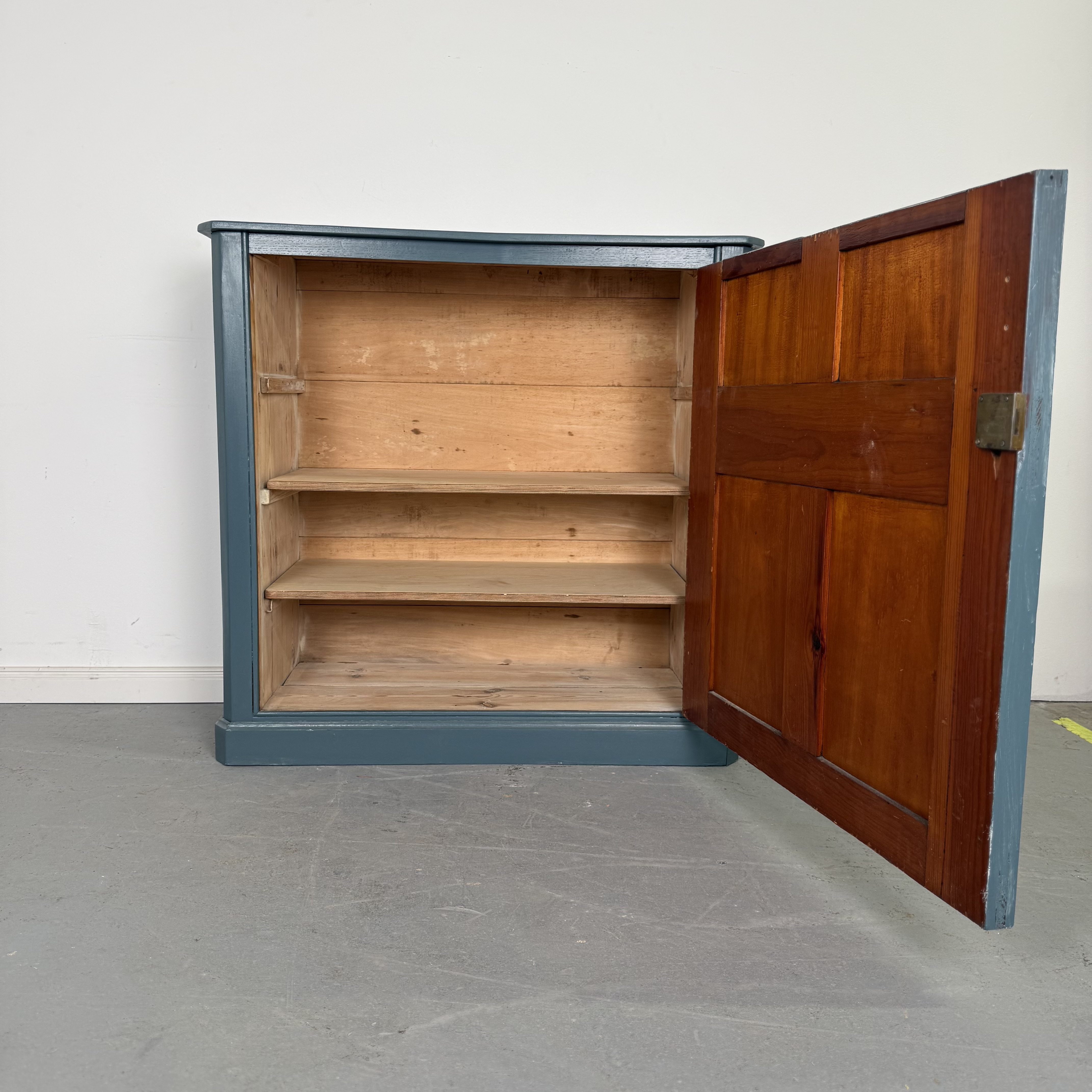 Vollholzschrank in Türkis mit Eichengriff