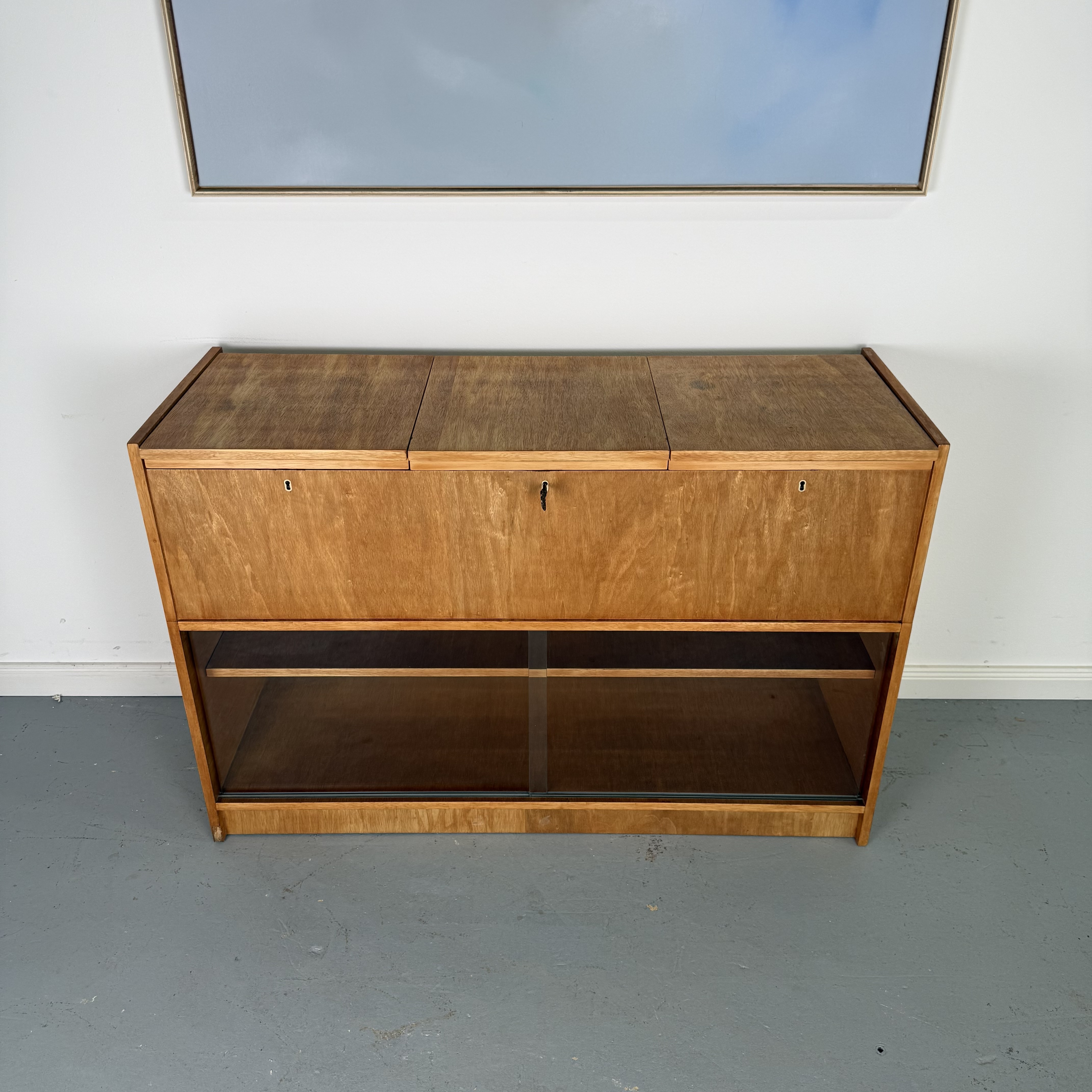 Vielseitiger Mid-Century Schrank mit Klappelementen und Vitrine