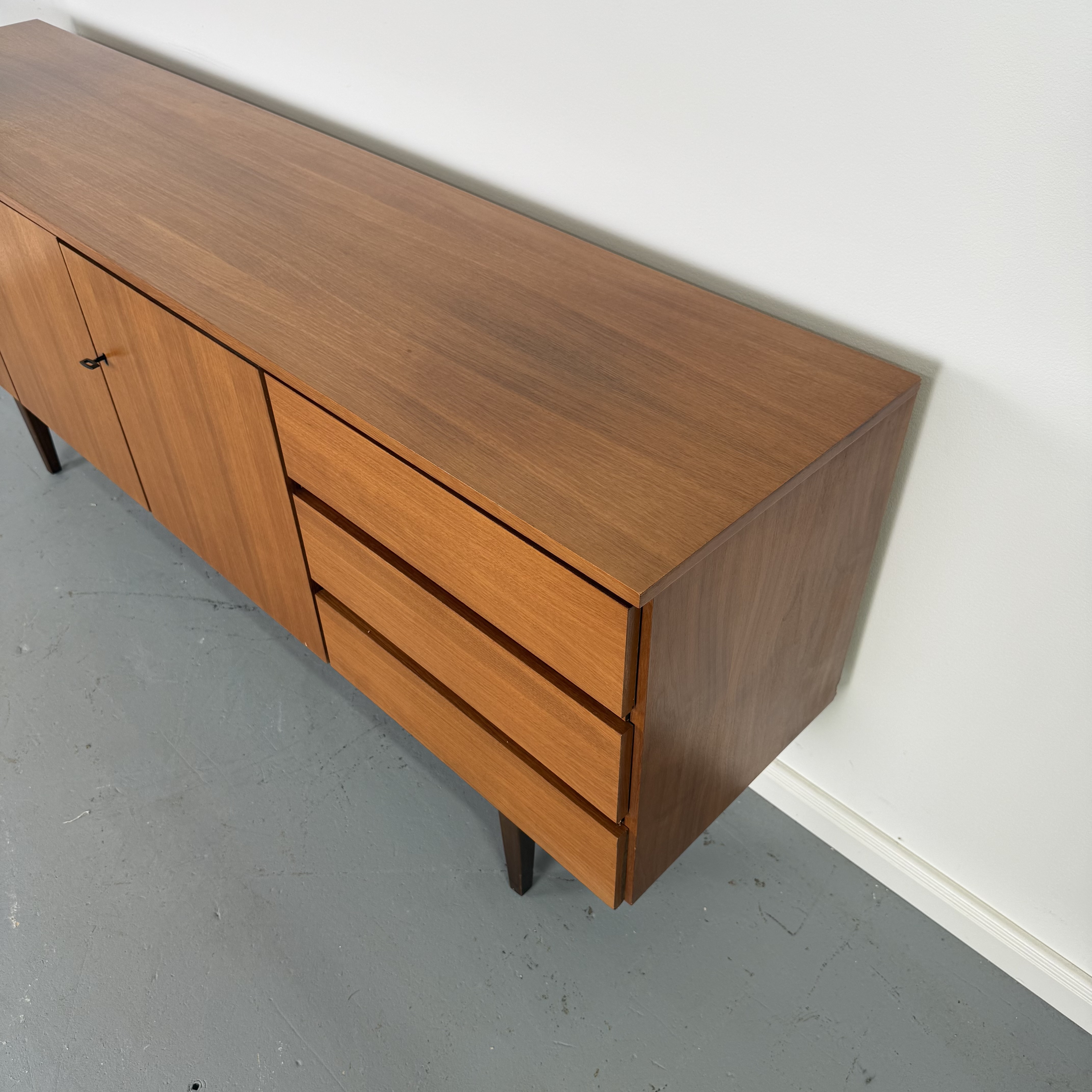 Elegantes 60er Jahre Teak Sideboard Elegantes 60er Jahre Teak Sideboard