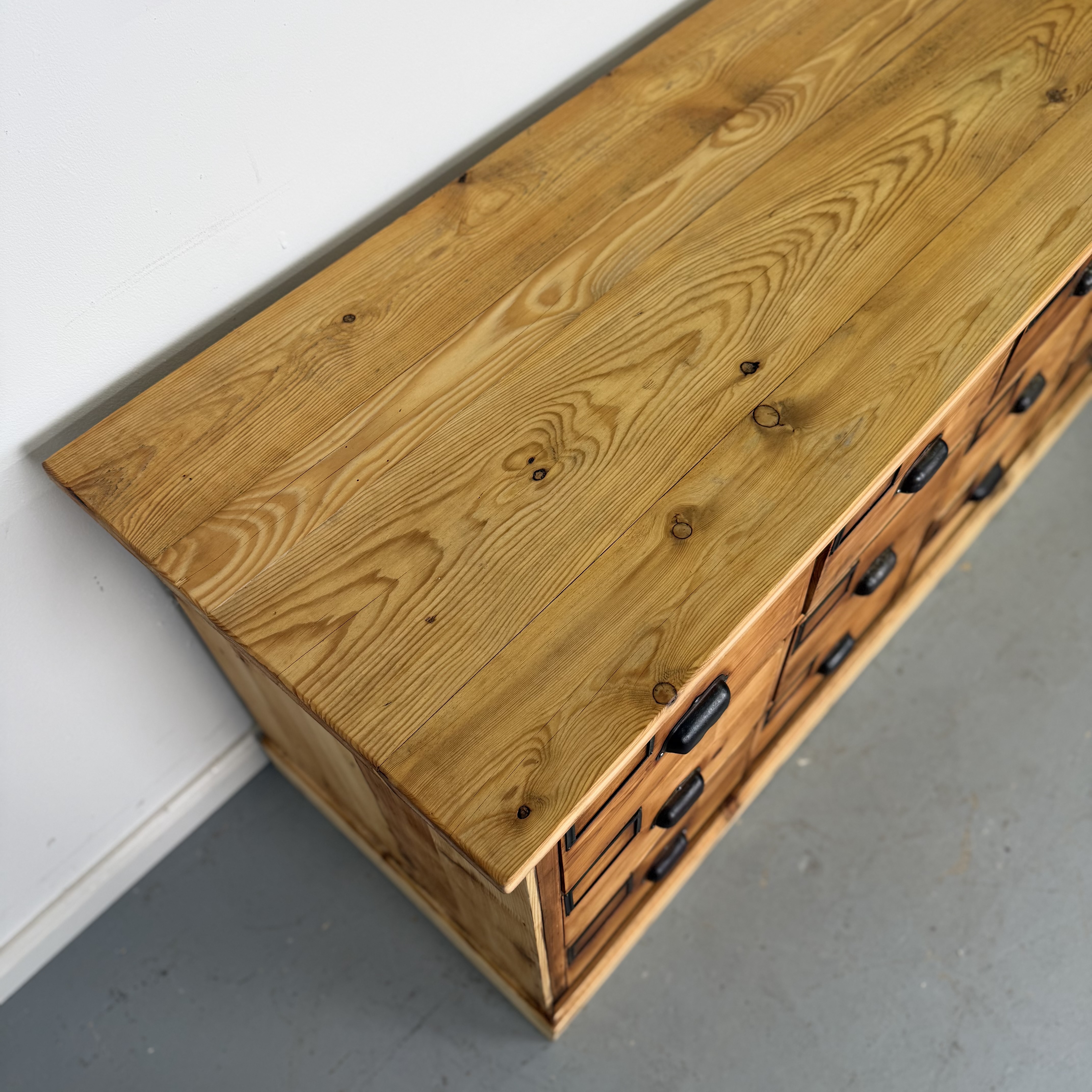 Schicke Apothekerkommode aus massivem Holz