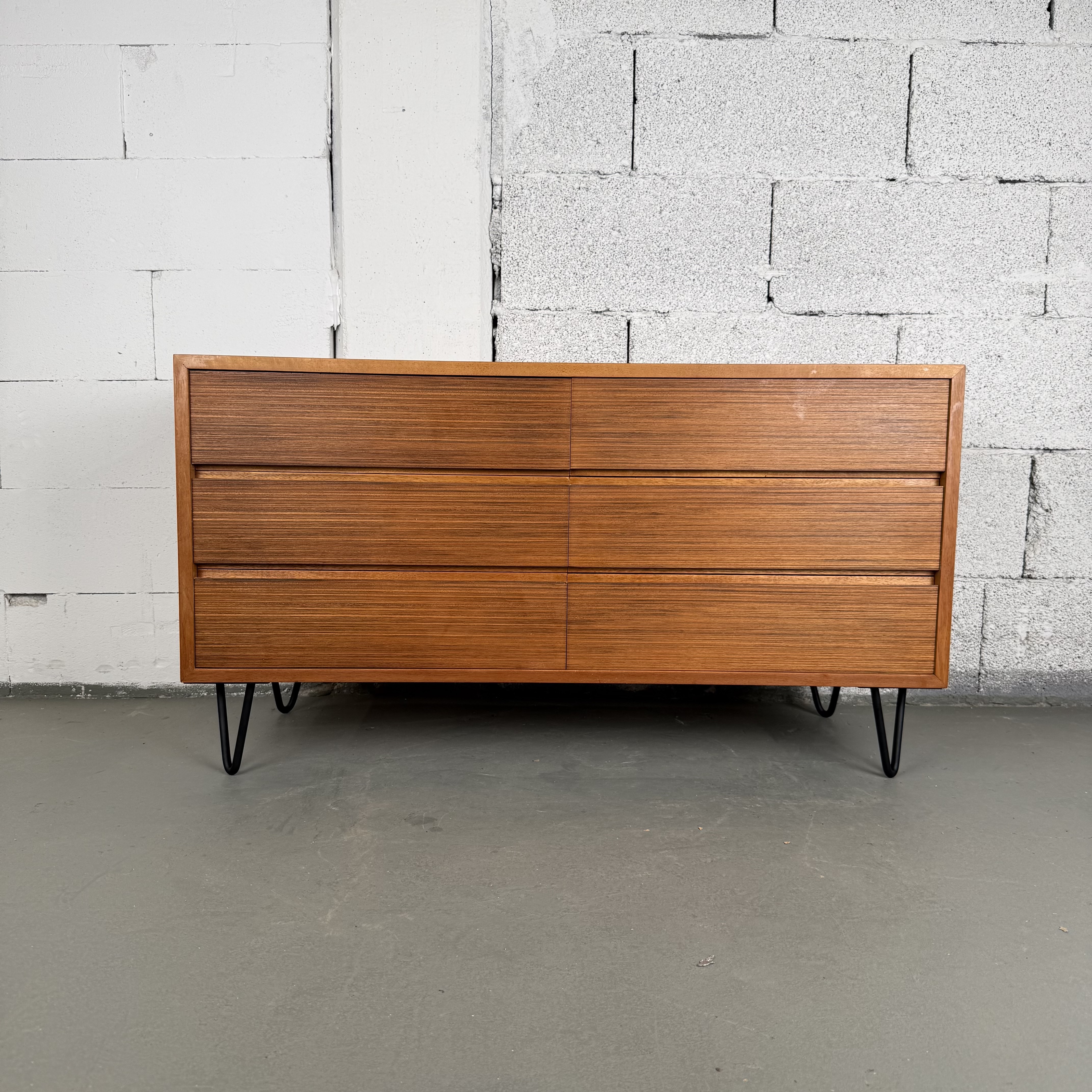 schickes Mid Century Sideboard mit Schubladen