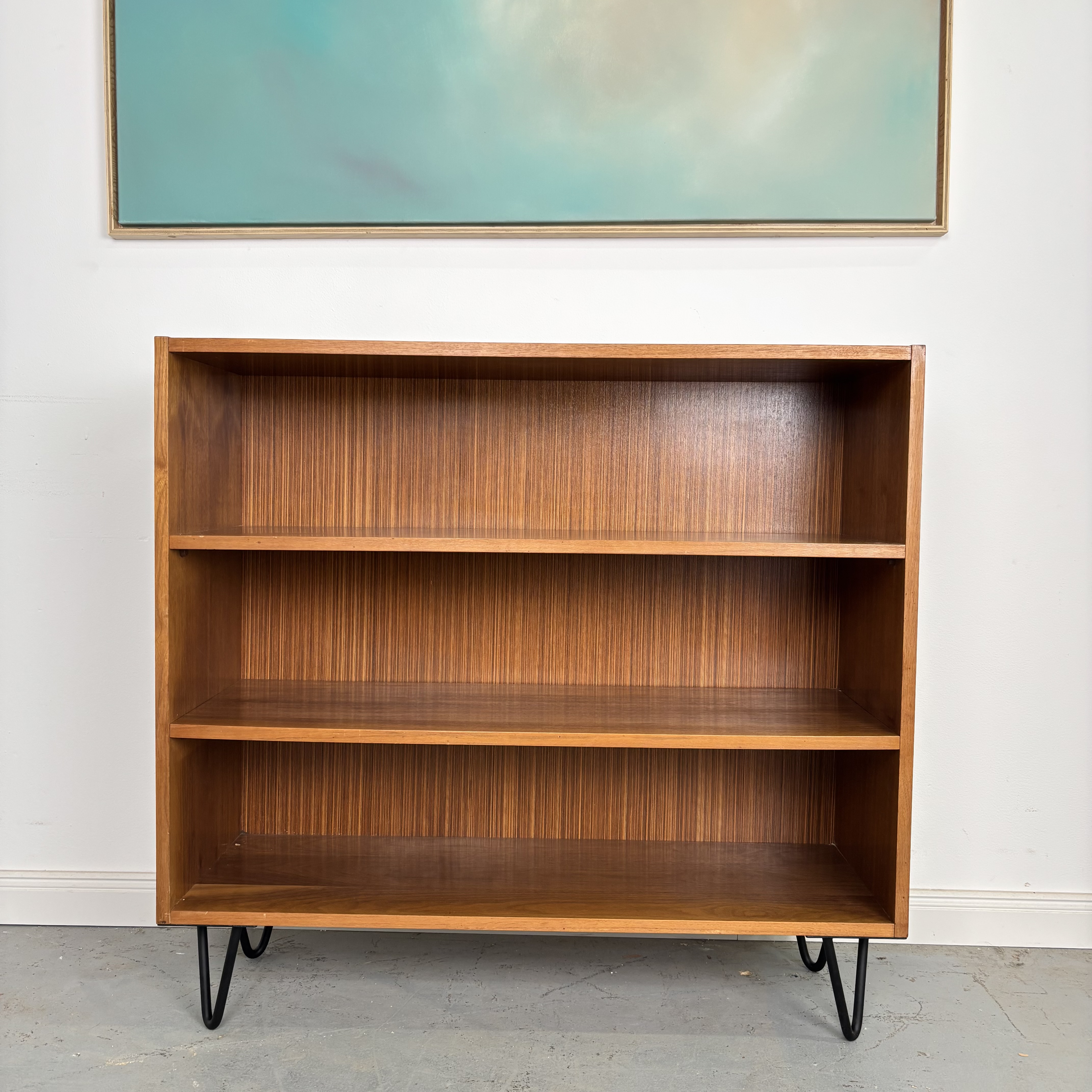 Mid-Century Regal mit filigranen Hairpin Legs