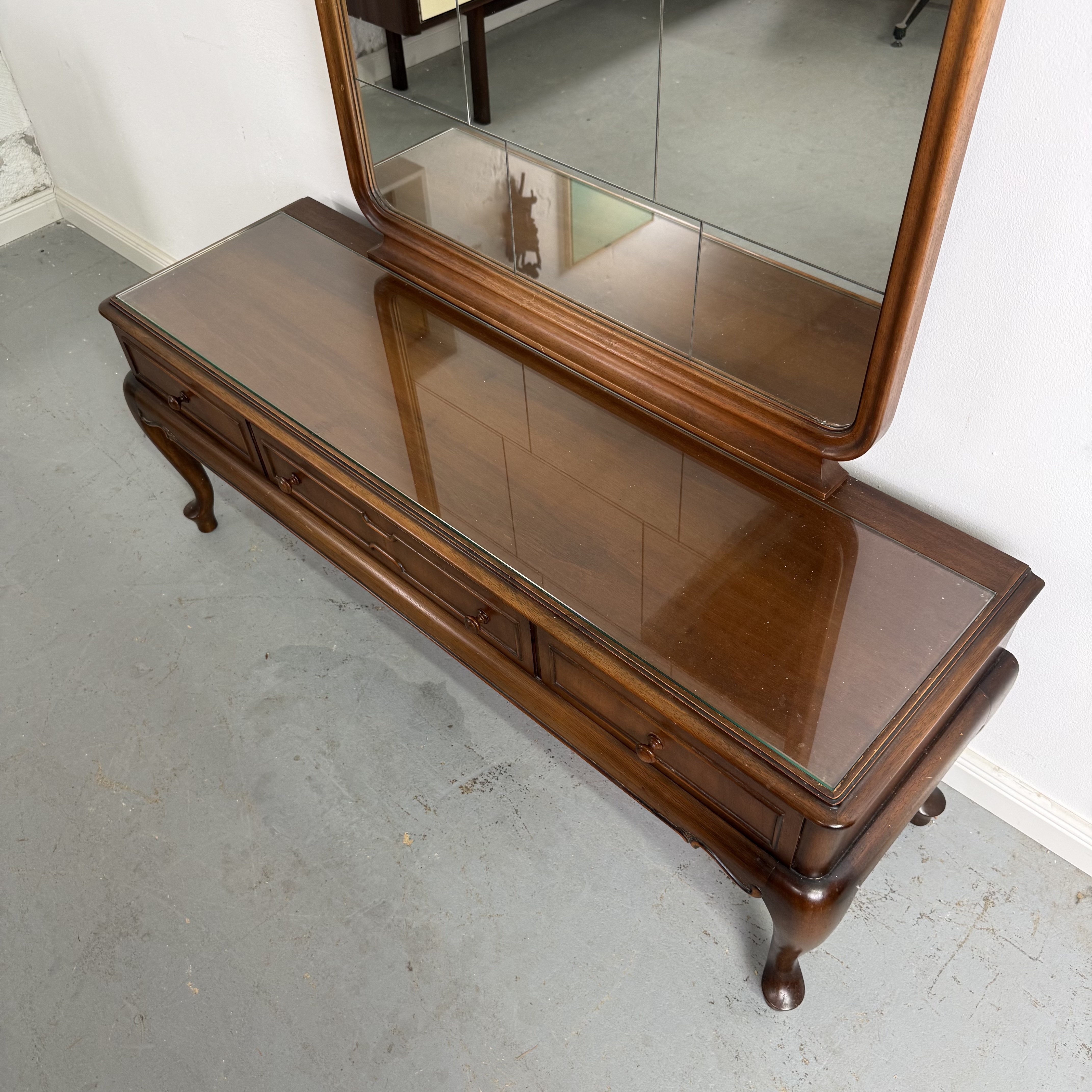 stilvolle 50 Jahre Spiegelkommode