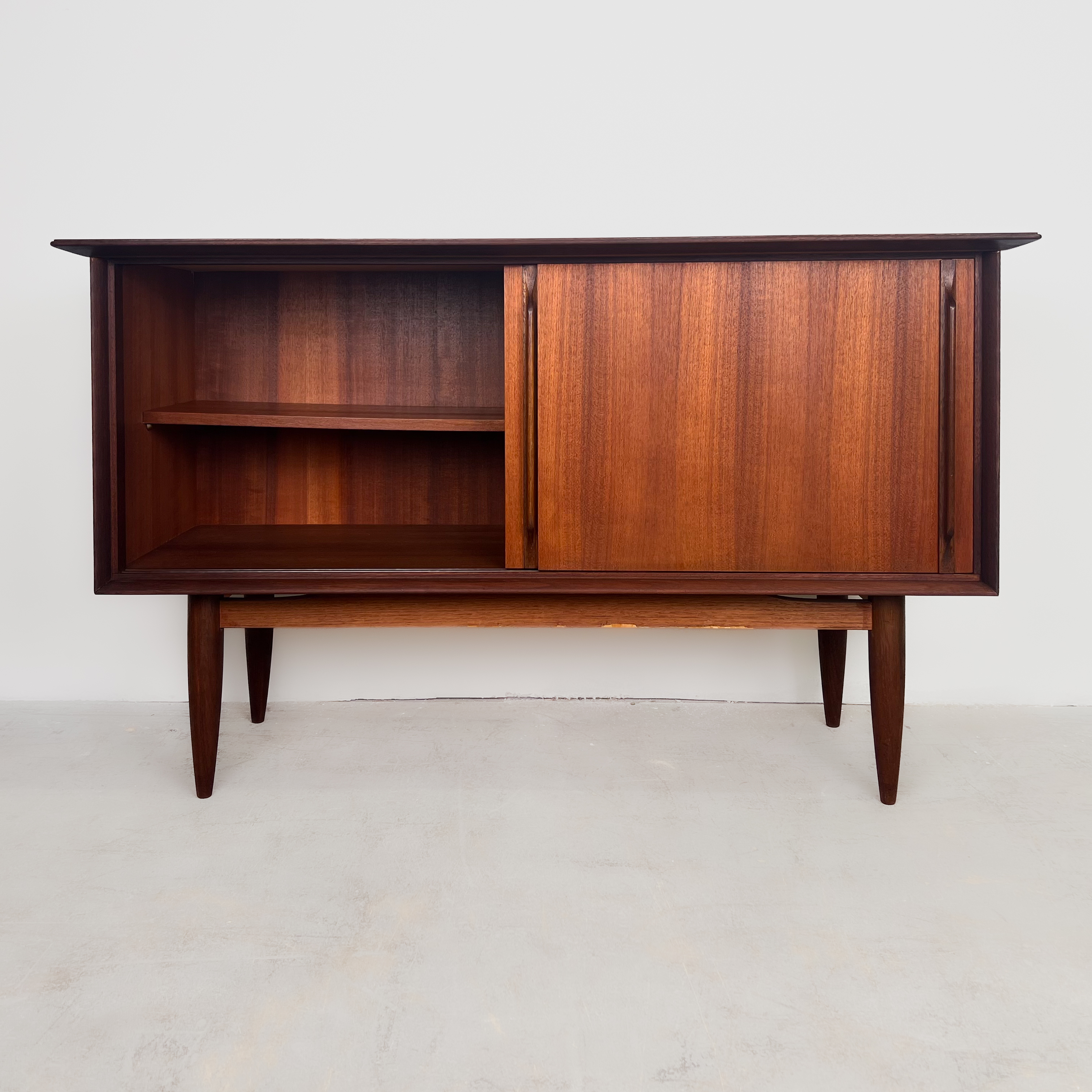 Kleines dänisches Sideboard aus Teak Kleines dänisches Sideboard aus Teak