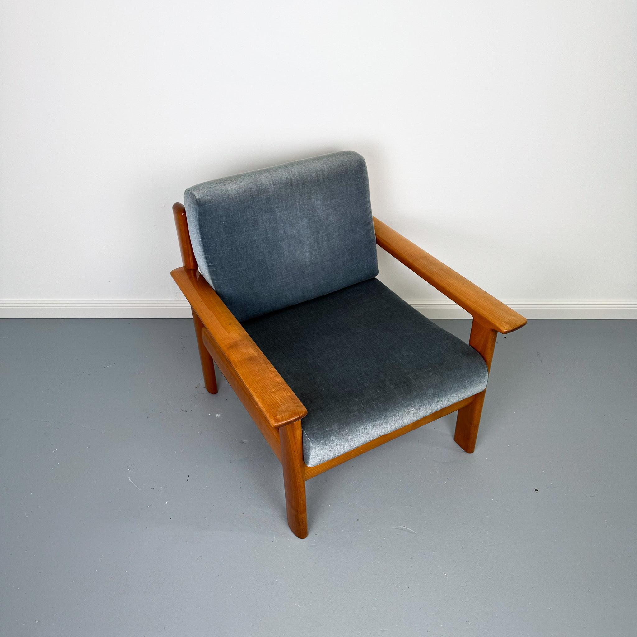 Schöne Mid Century Easy Chairs mit blauem Samtbezug
