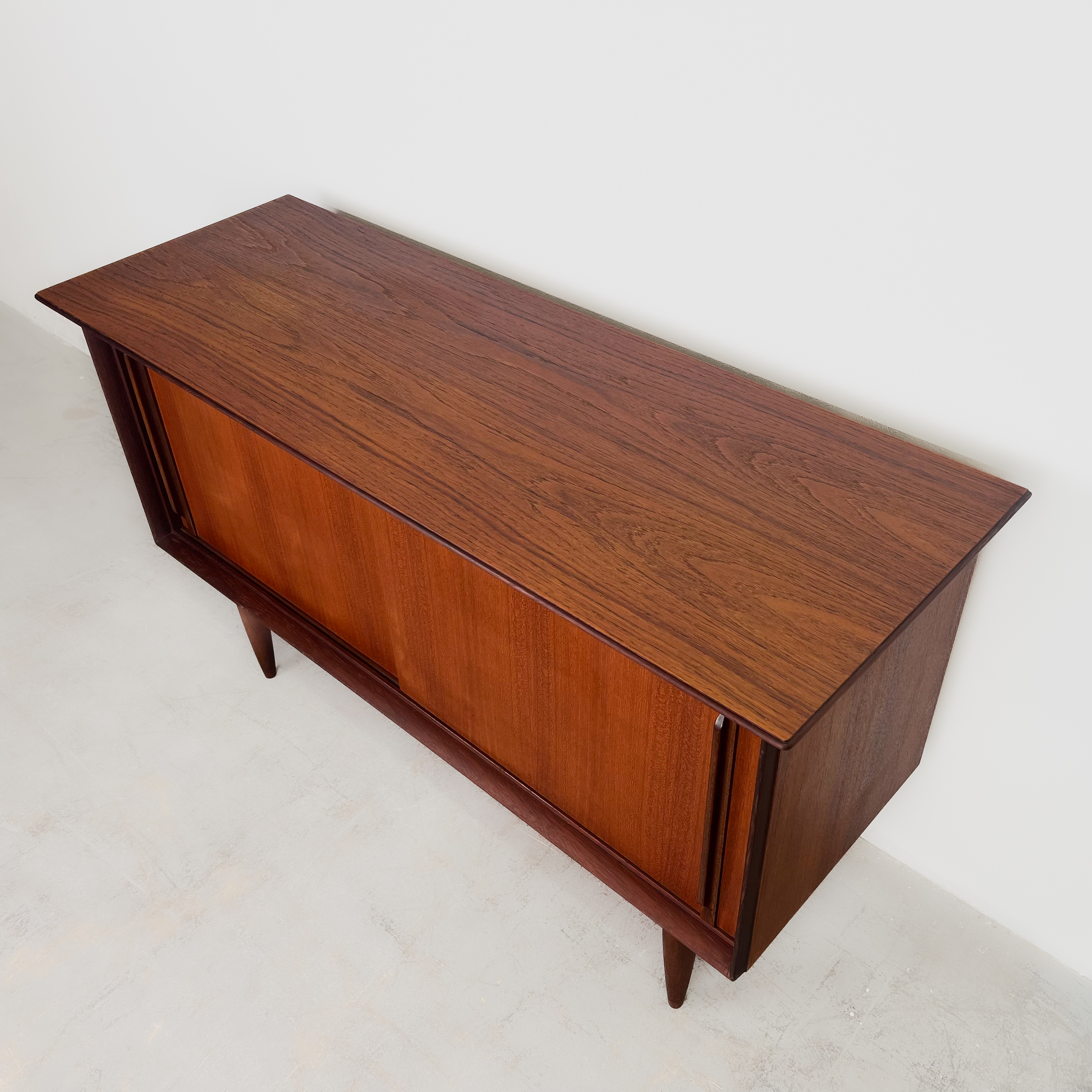 Kleines dänisches Sideboard aus Teak Kleines dänisches Sideboard aus Teak