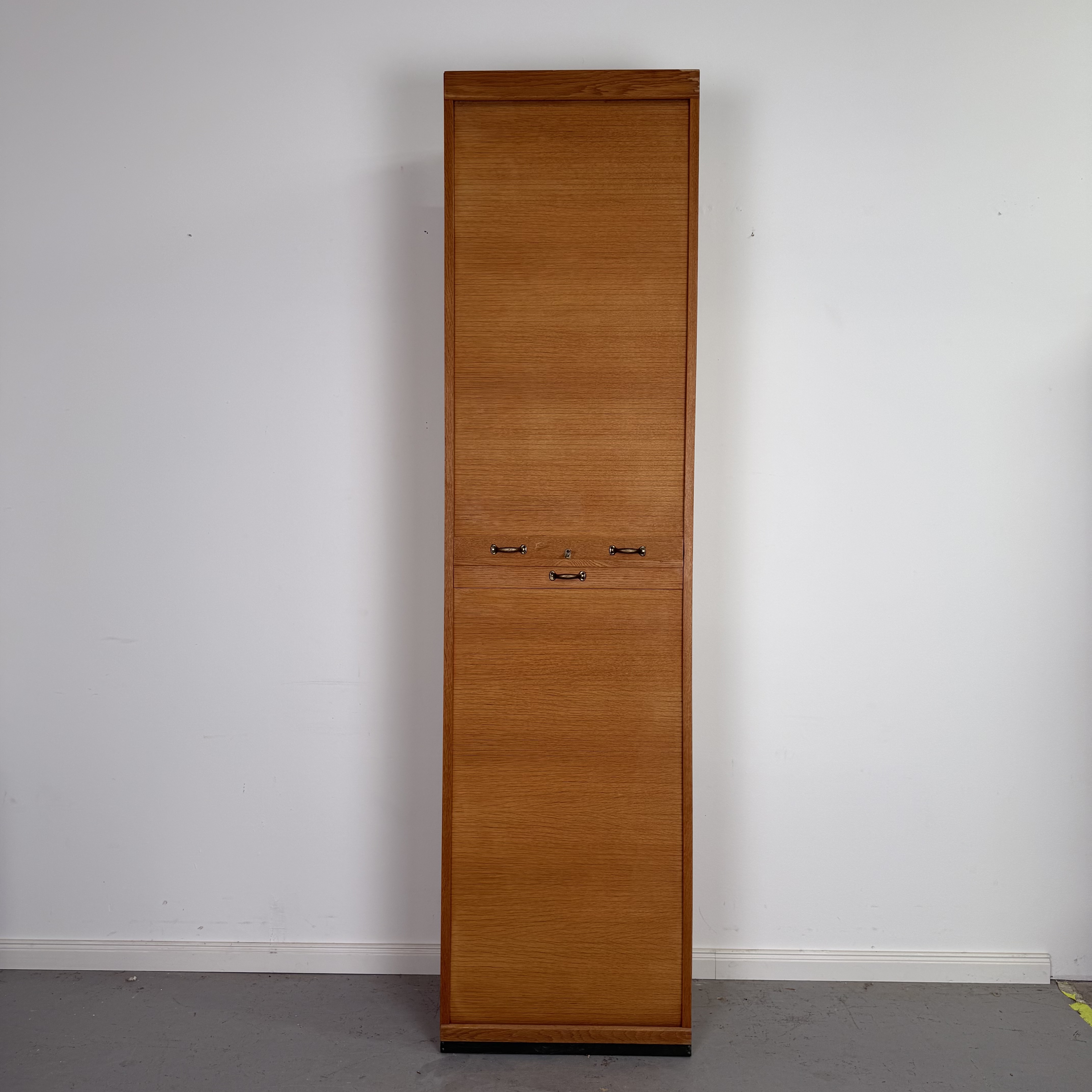 schicker schmaler Rolladenschrank