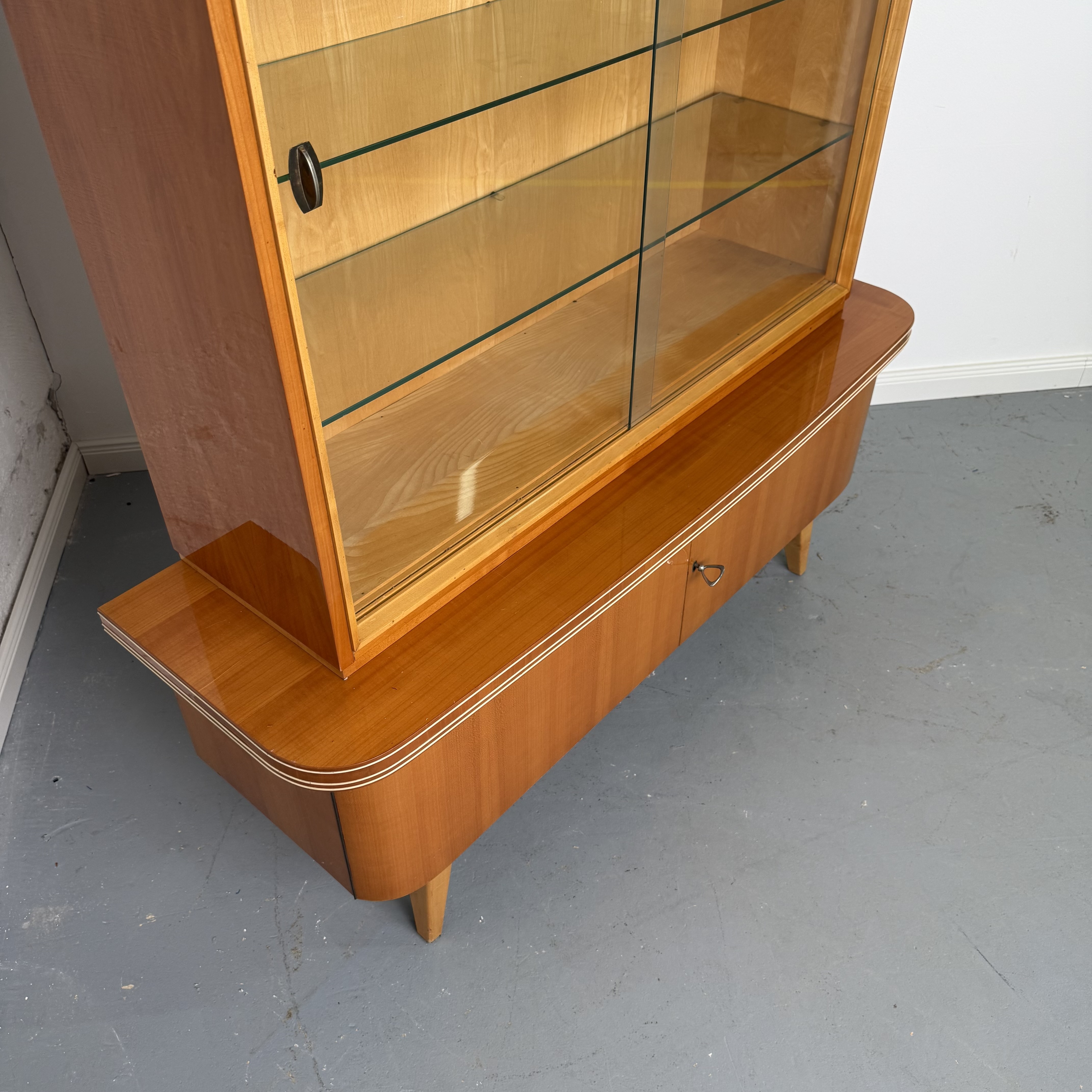 Elegante 50er Jahre Vitrine mit Glastüren und Stauraum Elegante 50er Jahre Vitrine mit Glastüren und Stauraum