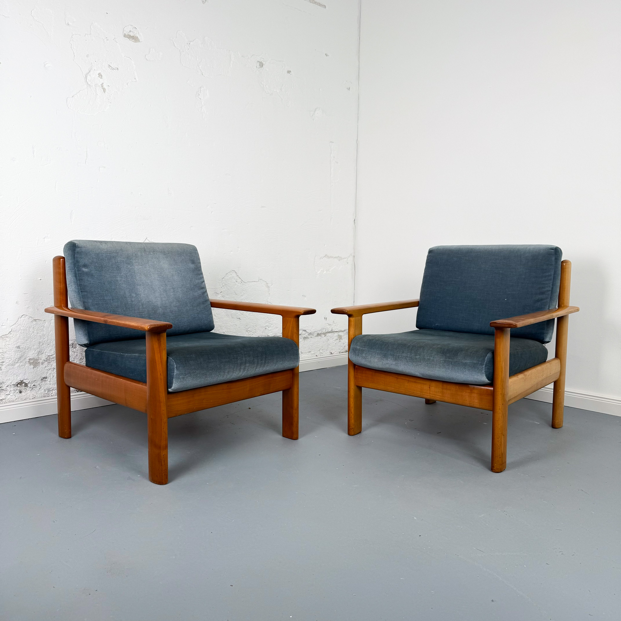 Schöne Mid Century Easy Chairs mit blauem Samtbezug