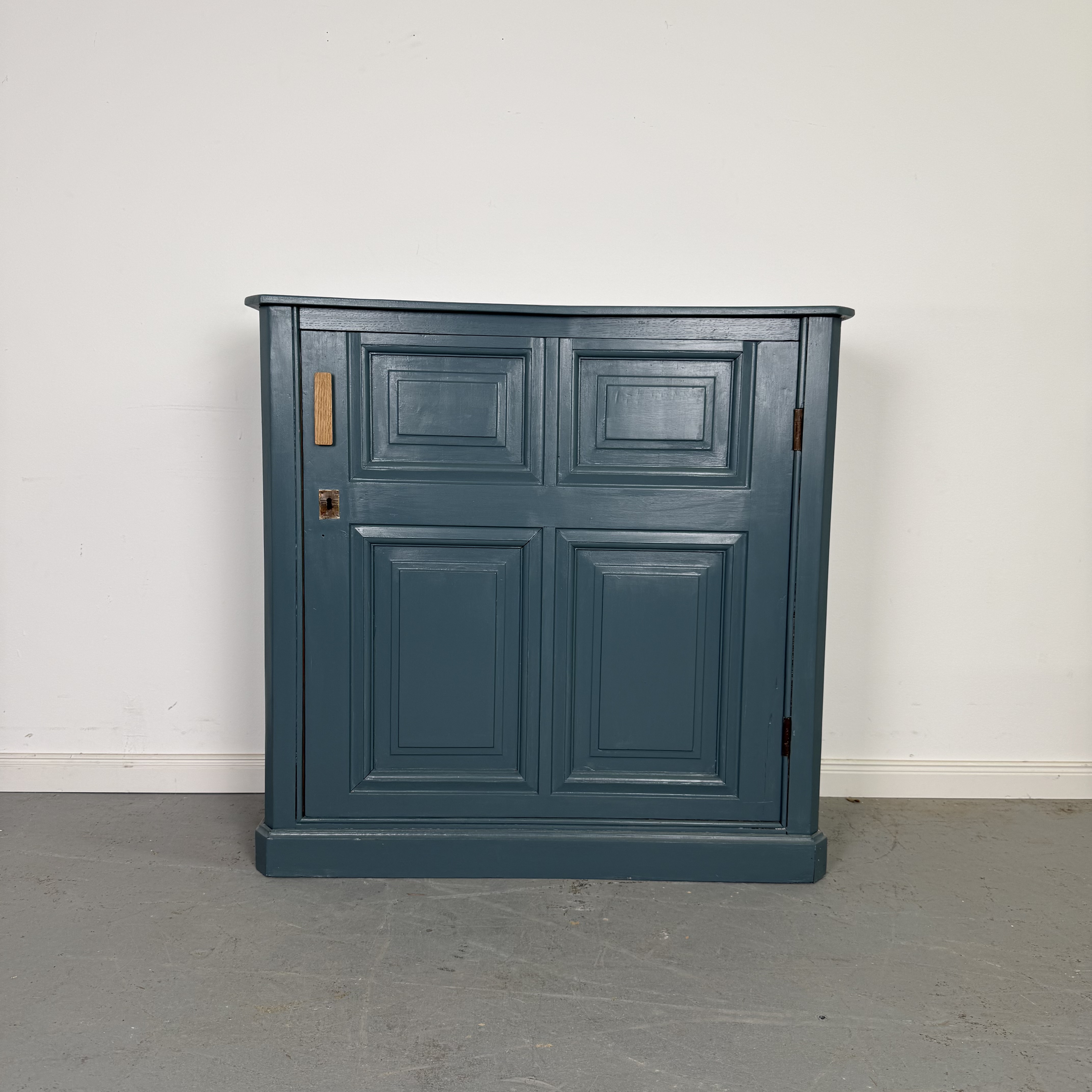 Vollholzschrank in Türkis mit Eichengriff