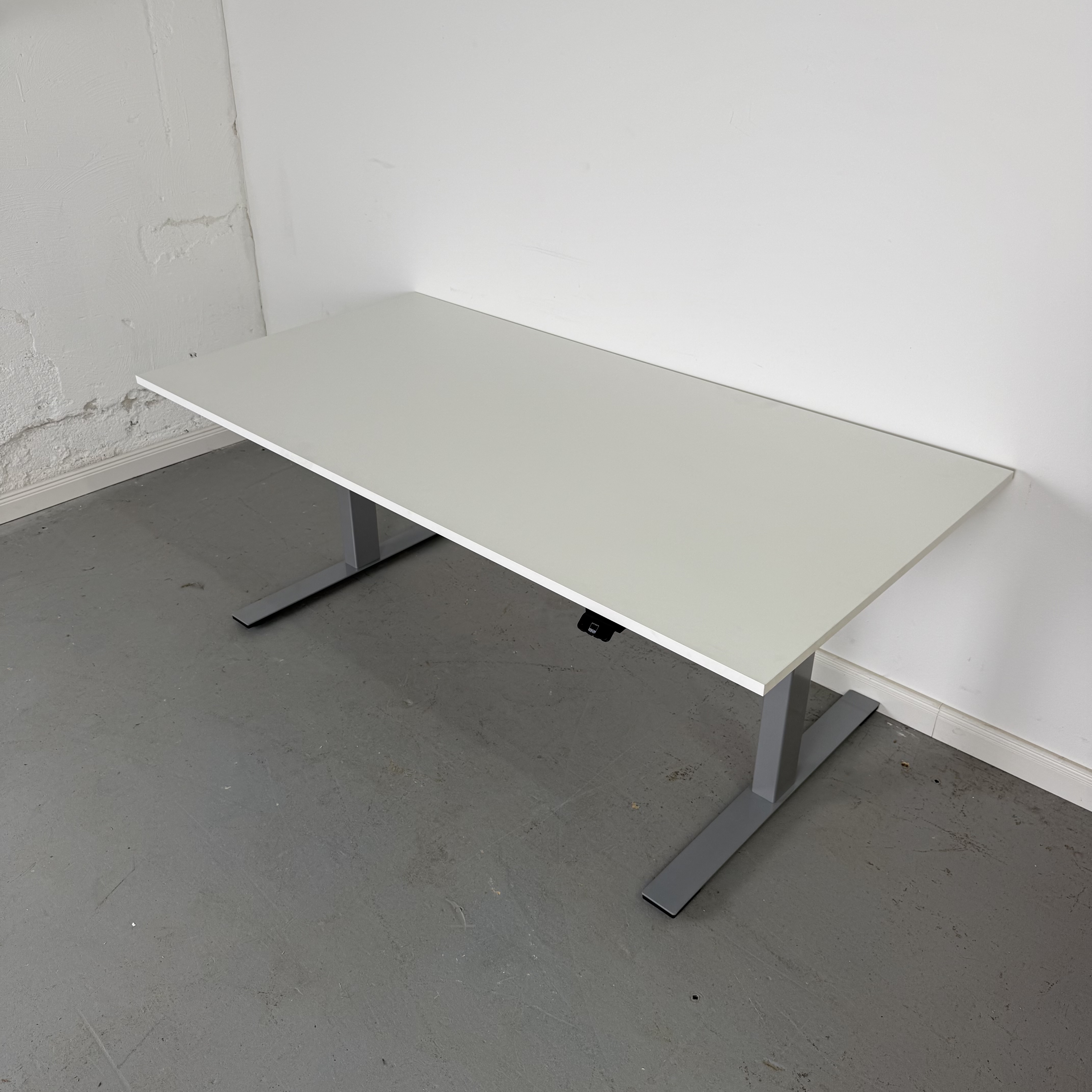 Höhenverstellbarer Schreibtisch Linak DL6 IC mit weißer Platte 160 x 80 cm Höhenverstellbarer Schreibtisch Linak DL6 IC mit weißer Platte 160 x 80 cm
