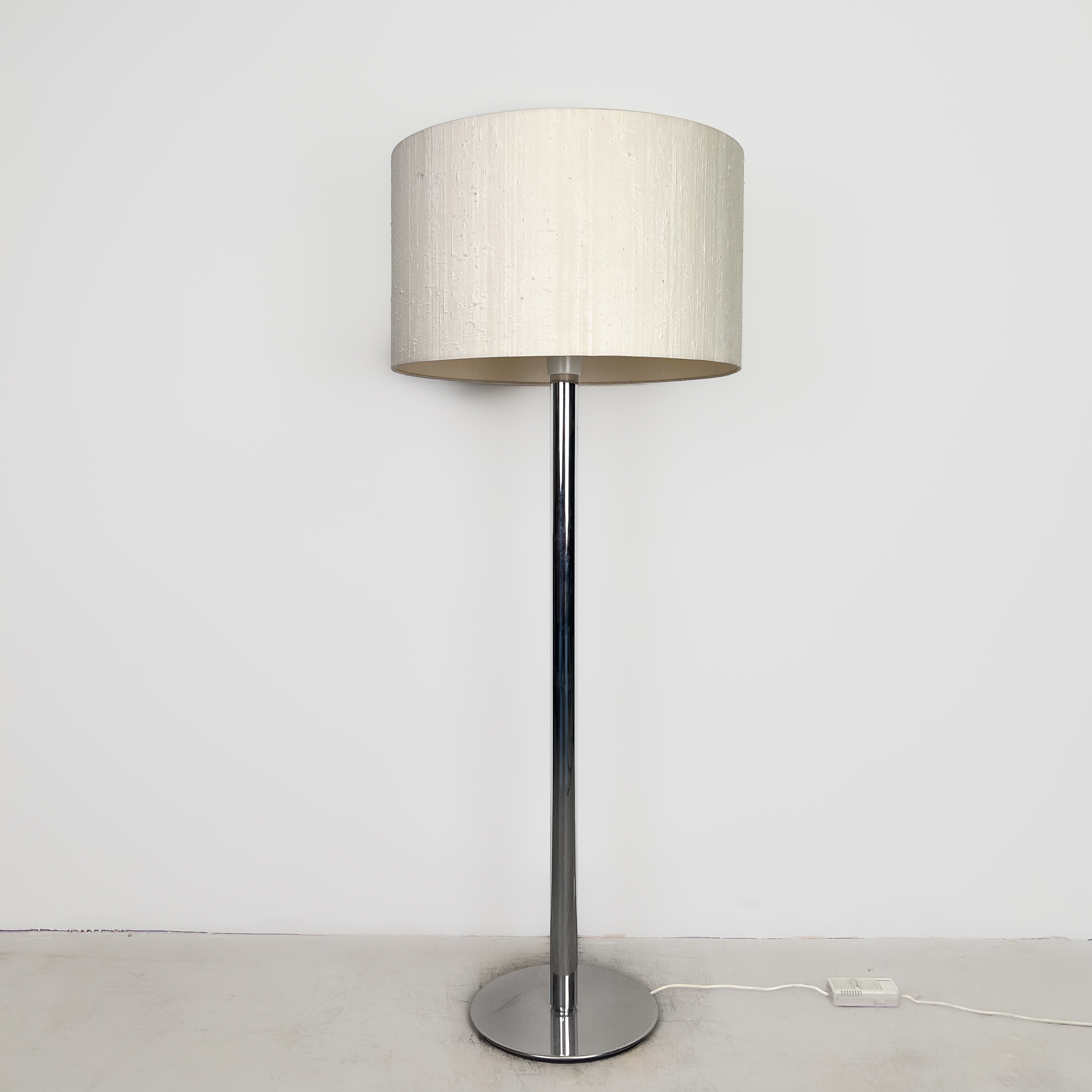 Stehlampe mit Chromfuß