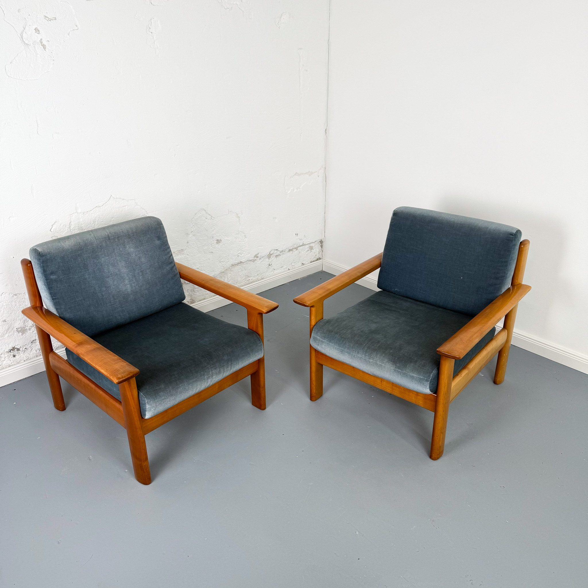 Schöne Mid Century Easy Chairs mit blauem Samtbezug