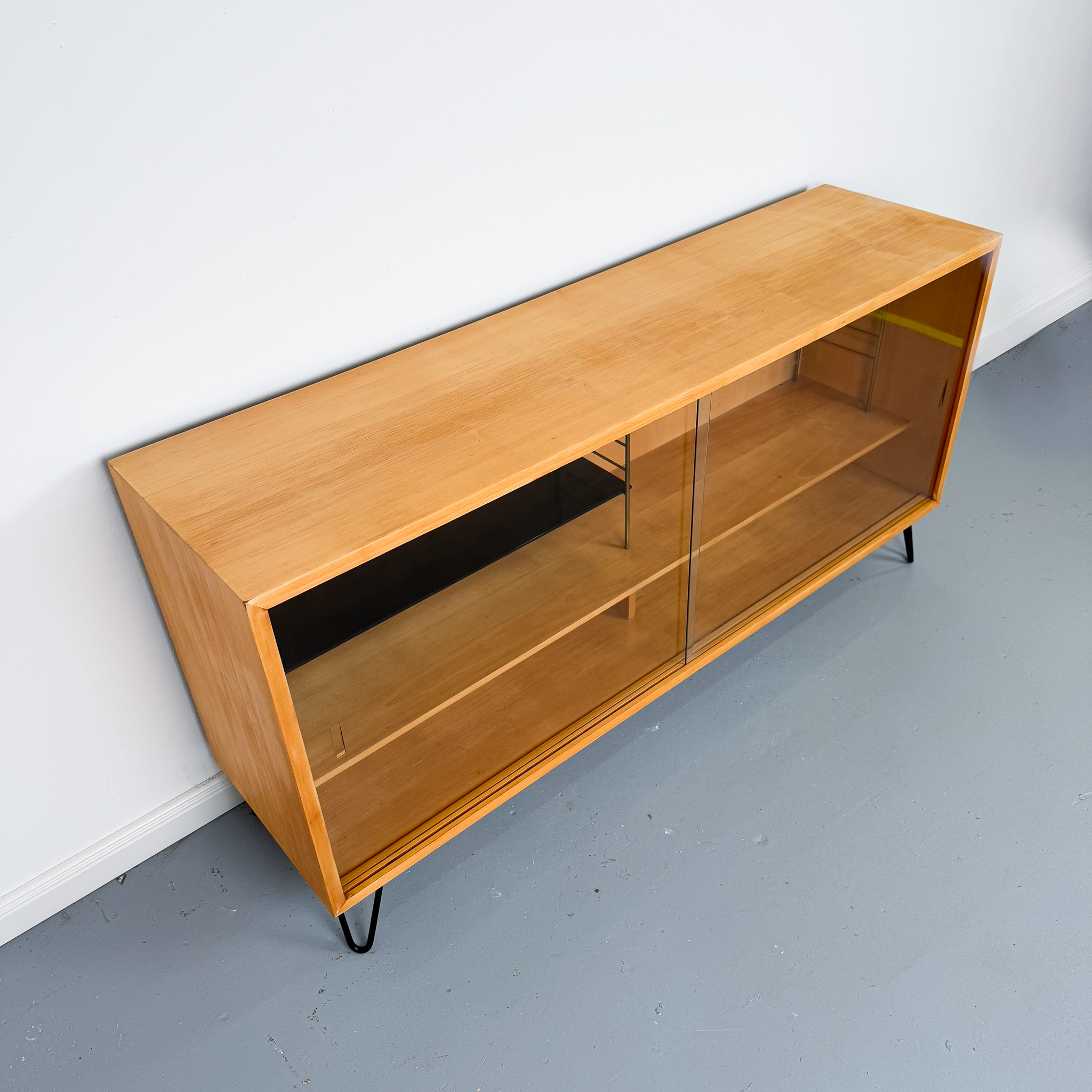 Elegantes 60er Jahre Glassideboard mit Hairpin-Beinen