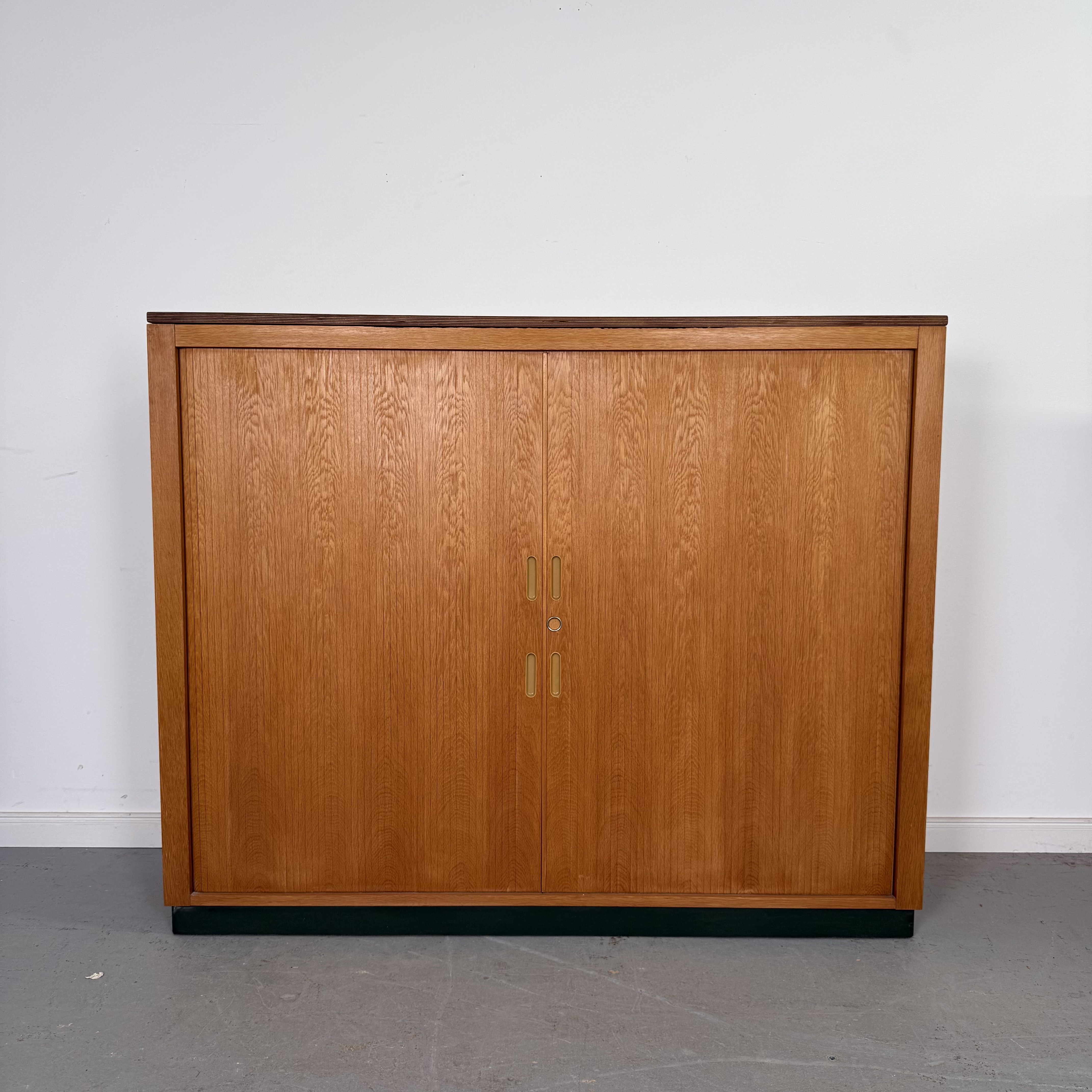 Mid-Century Rollladenschrank mit seitlich laufenden Türen