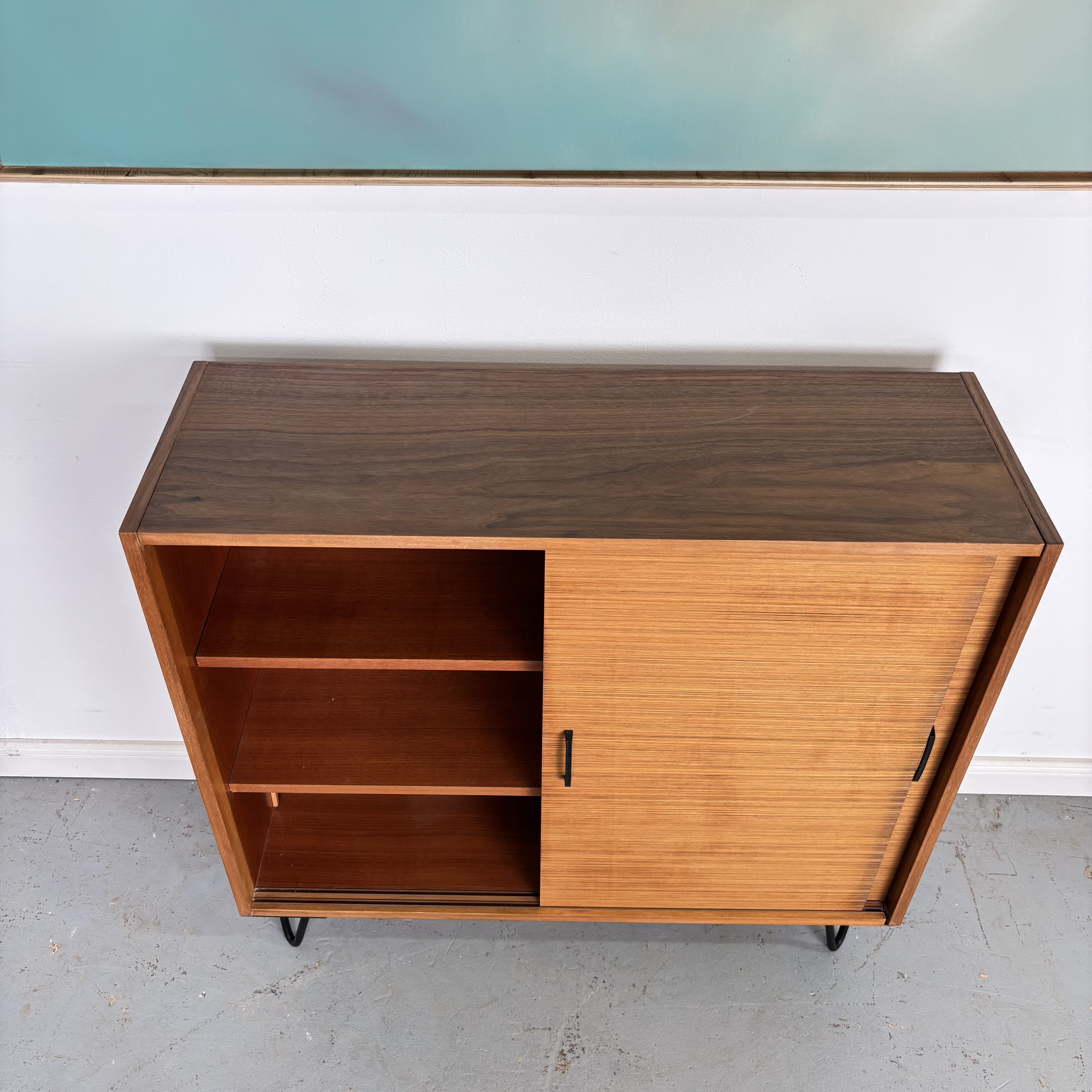 Mid-Century Kommode mit Schiebetüren und Hairpin-Beinen