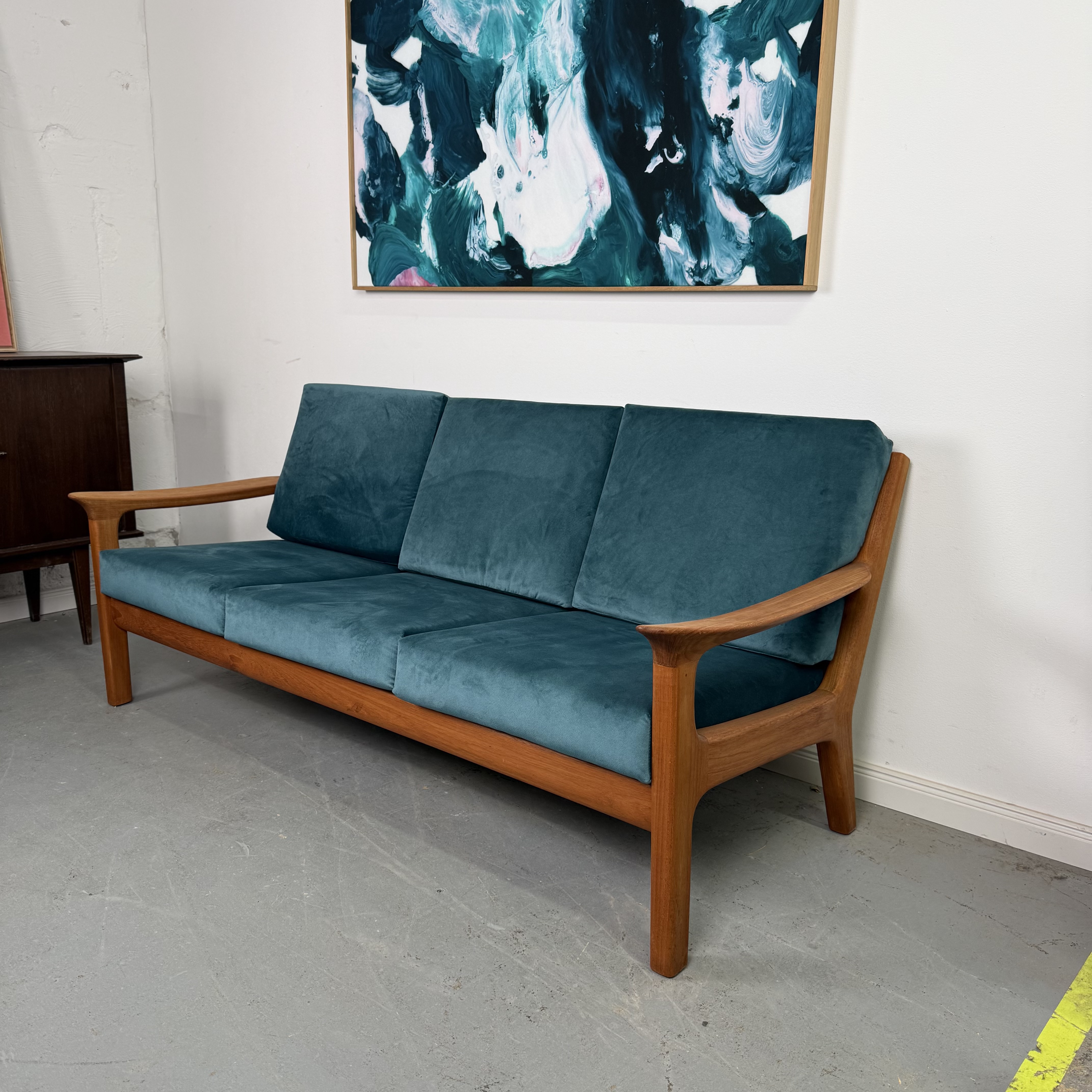 Mid-Century Dreisitzer Sofa aus Teakholz, neu bezogen